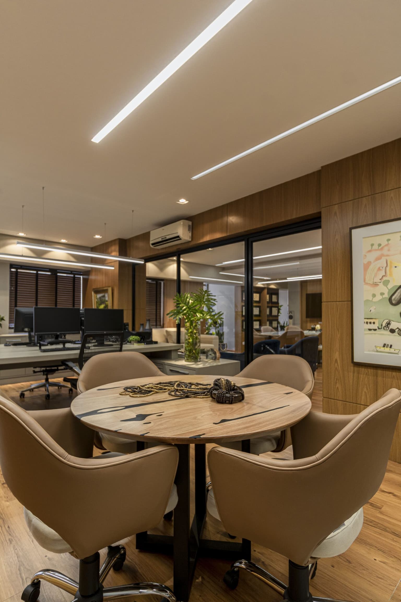móveis sob medida do um workspace em sala comercial, feito por uma marcenaria em curitiba, com design aconchegante