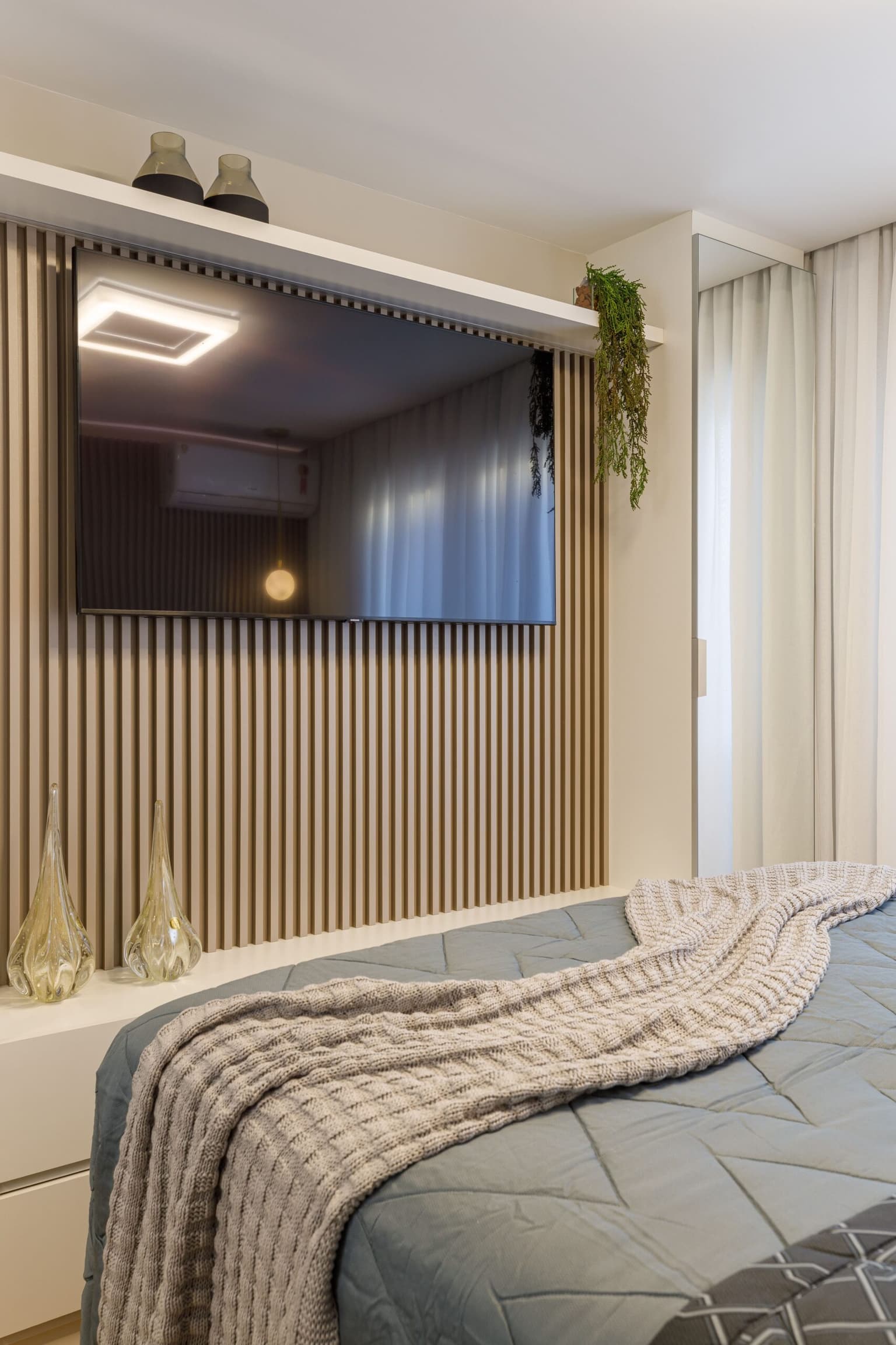 Marcenaria sob medida instalada e alinhada em quarto de casal em Curitiba