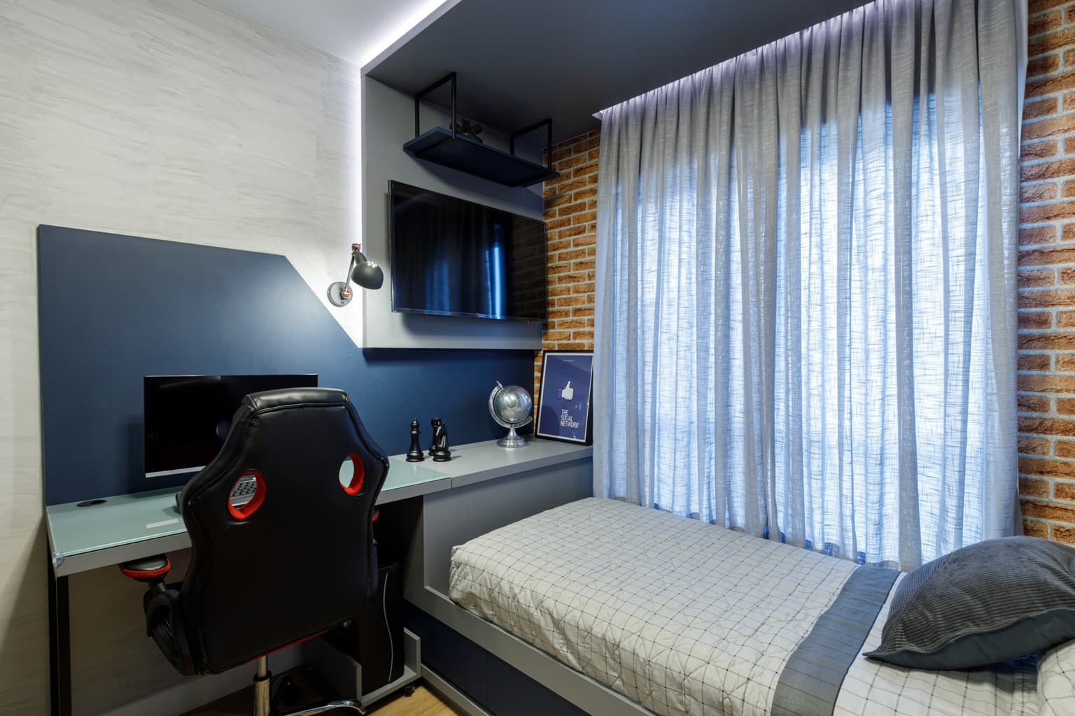 Quarto de menino feito com móveis sob medida, por marcenaria em curitiba, com detalhes exclusivos em metalon e bancada para estudos