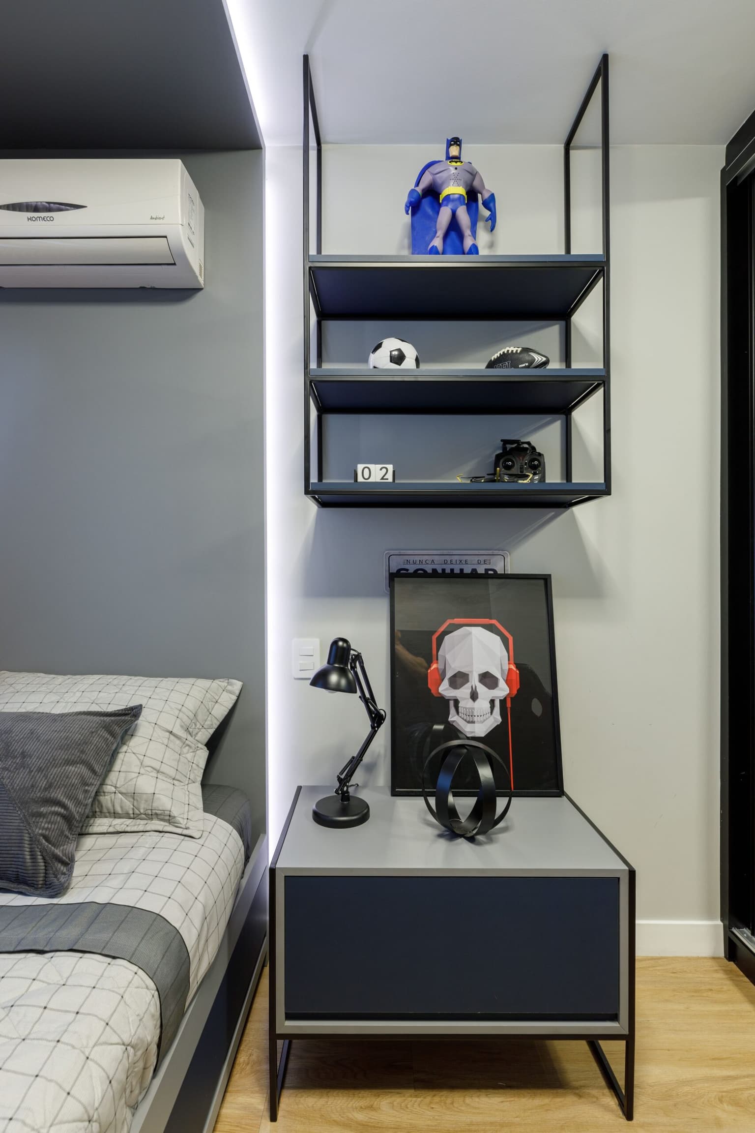 Quarto de menino feito com móveis sob medida, por marcenaria em curitiba, e prateleiras com união de MDF e metalon