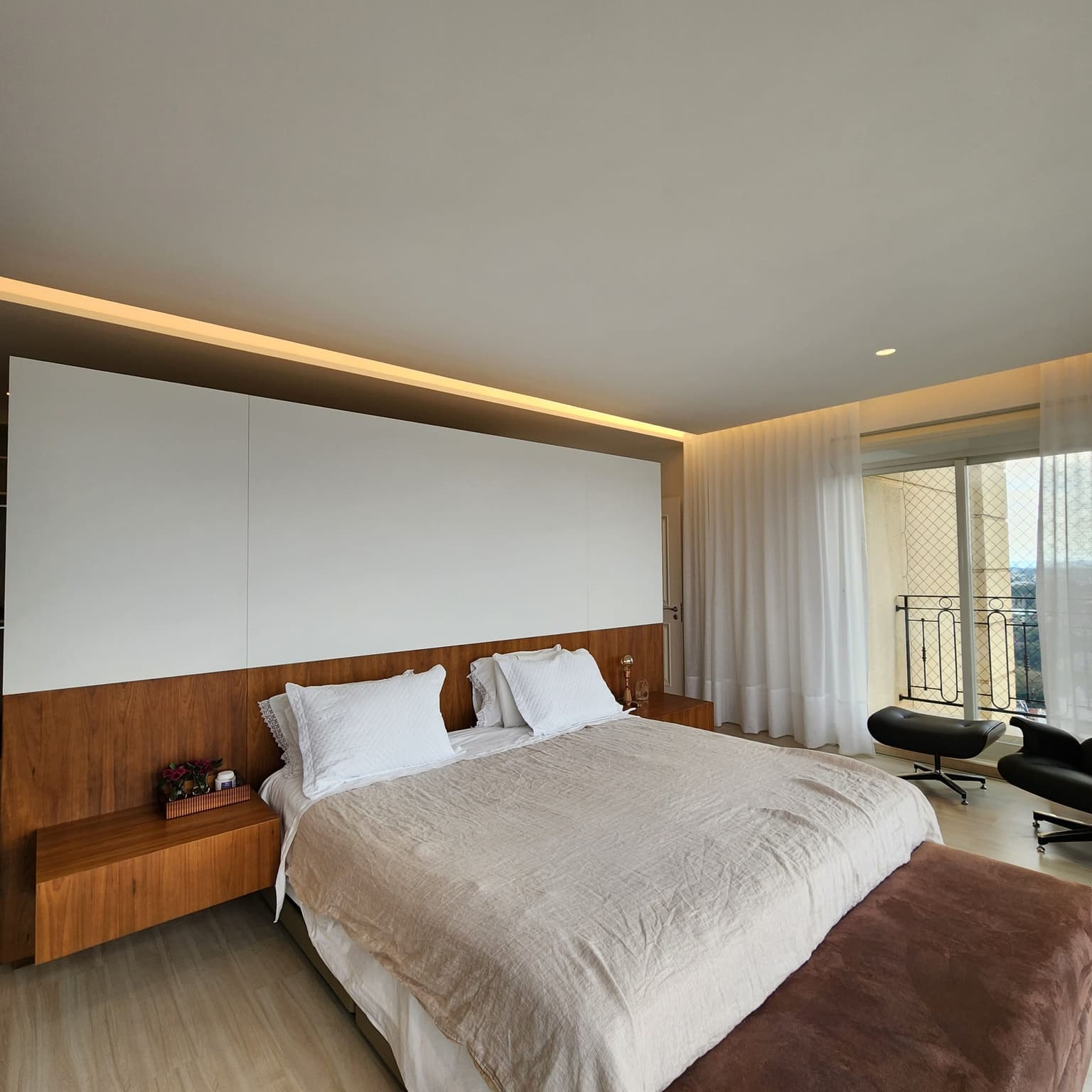 móveis sob medida em quarto de casal planejado, feito por uma marcenaria em curitiba, design moderno