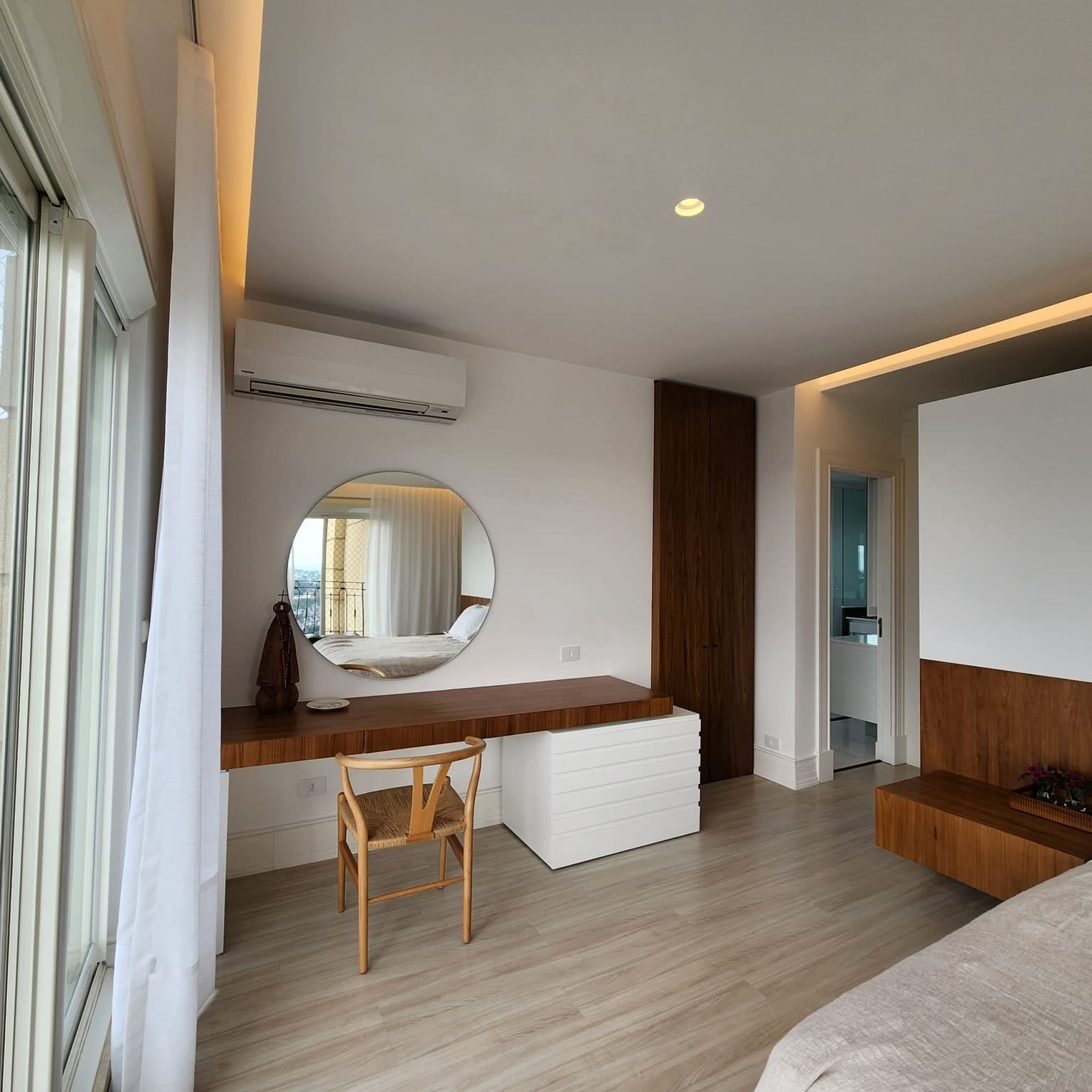 móveis sob medida em quarto de casal planejado, feito por uma marcenaria em curitiba, design moderno com lâmina natural de madeira