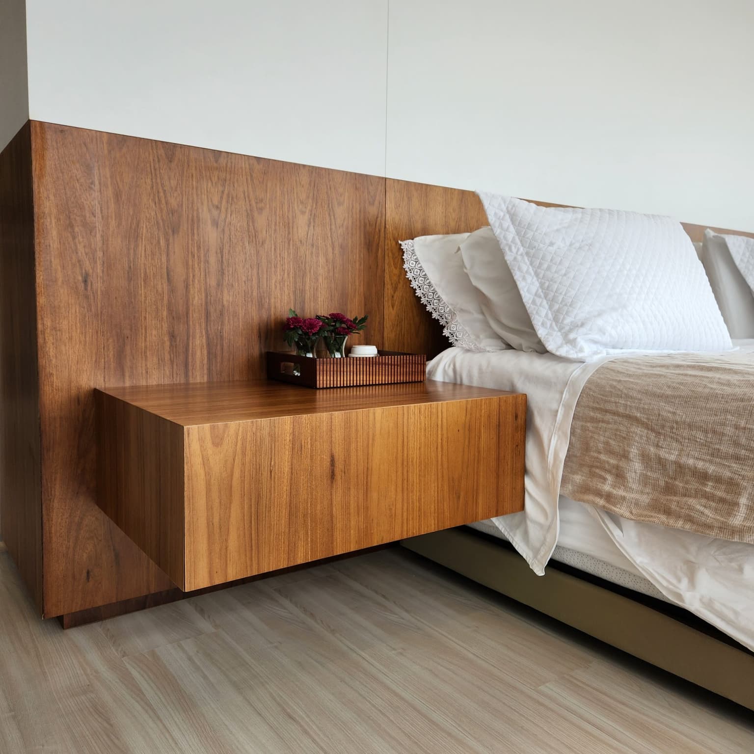 móveis sob medida mesa de cabeceira em lâmina natural quarto de casal planejado, feito por uma marcenaria em curitiba, design exclusivo