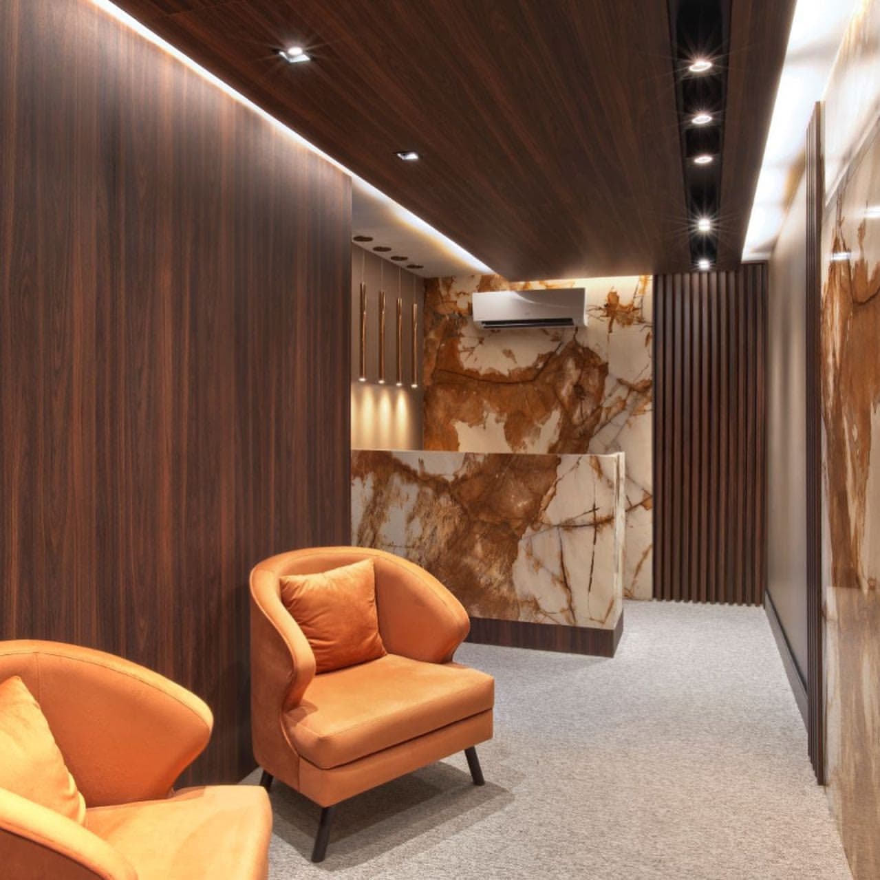 móveis sob medida em escritório, feito por uma marcenaria em curitiba, com painel ripado e design moderno e muito sofisticado, com chapas de MDF Madeirado