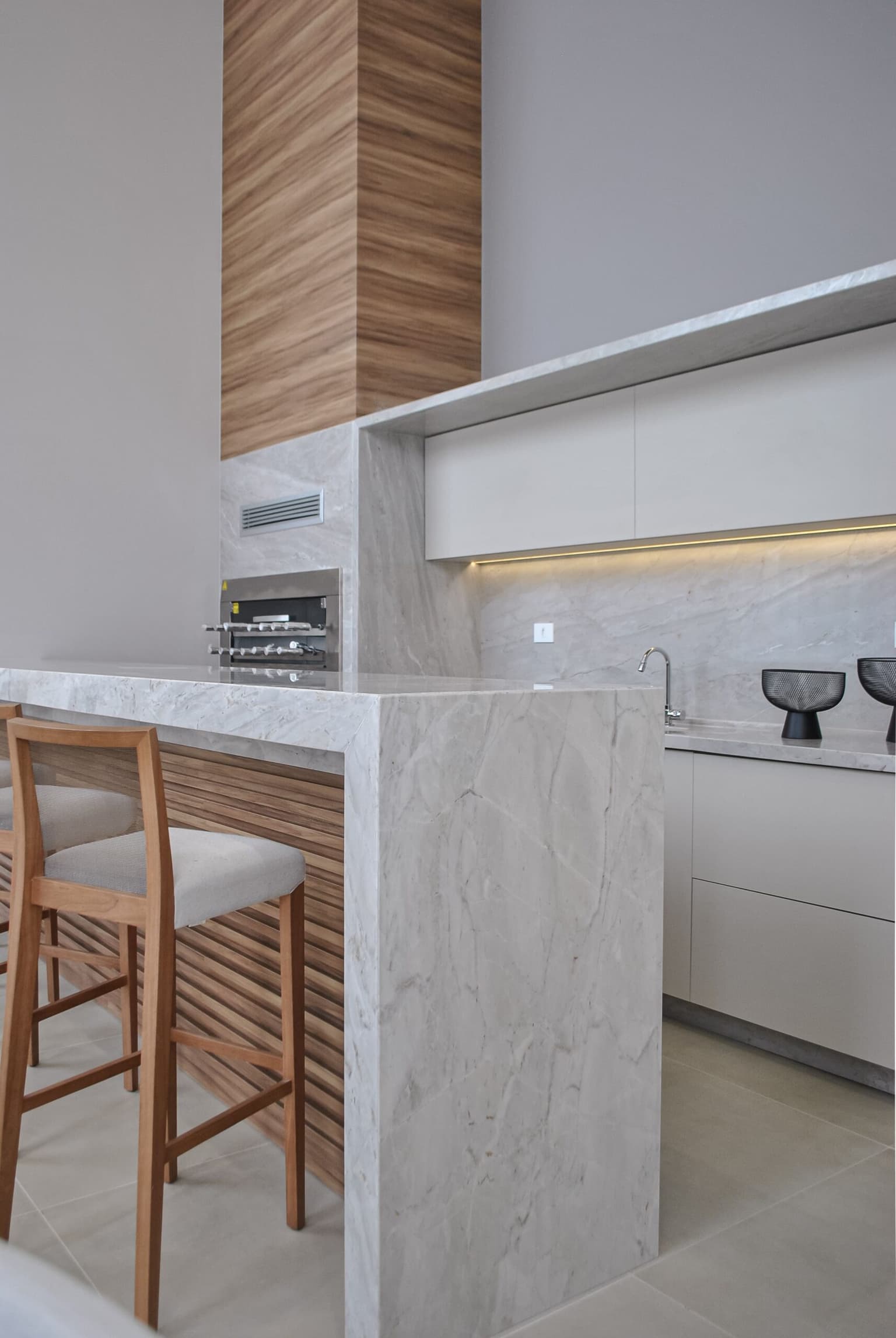 cozinha com design moderno em salao de festas feita por marcenaria