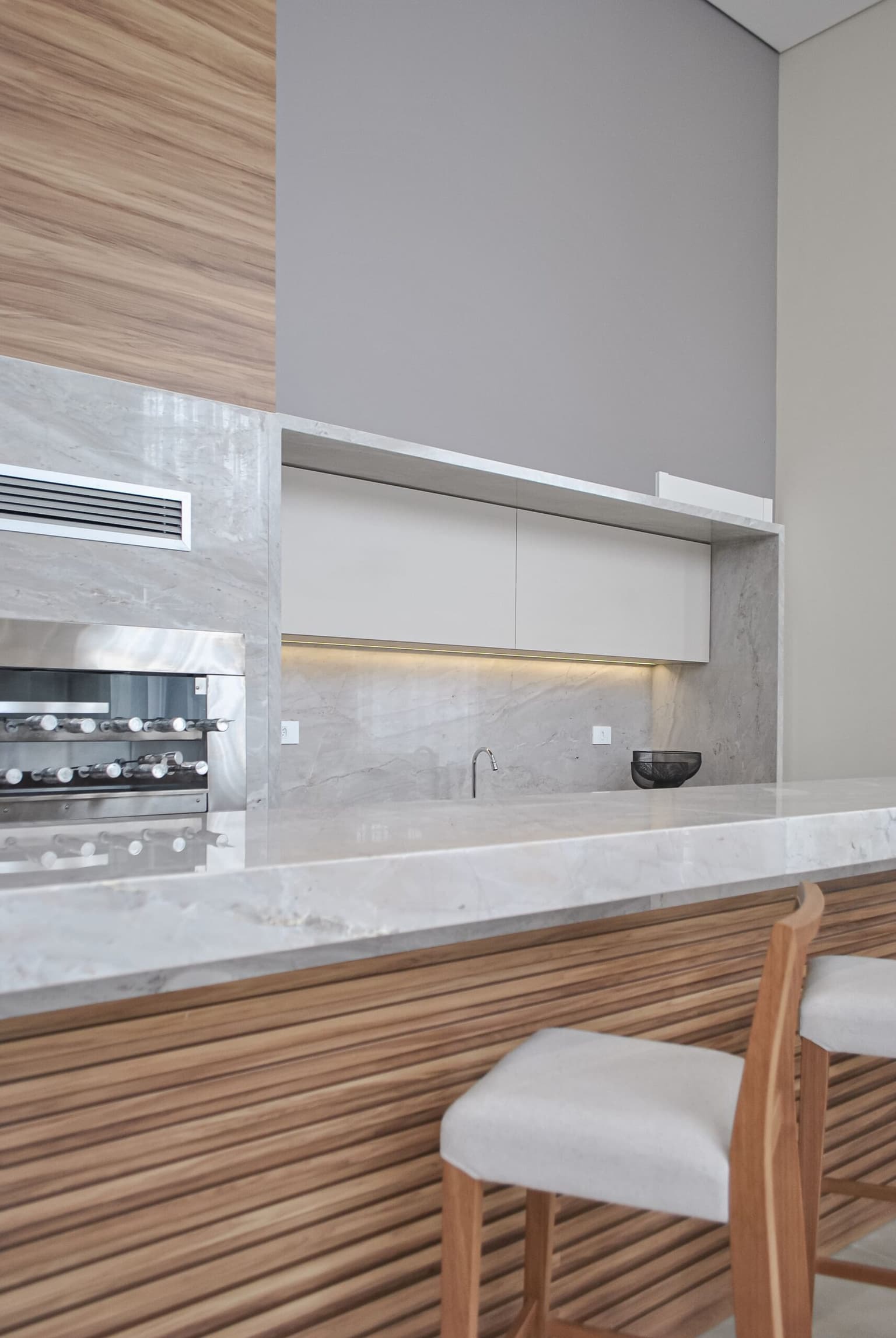 cozinha em salao de festas com painel ripado