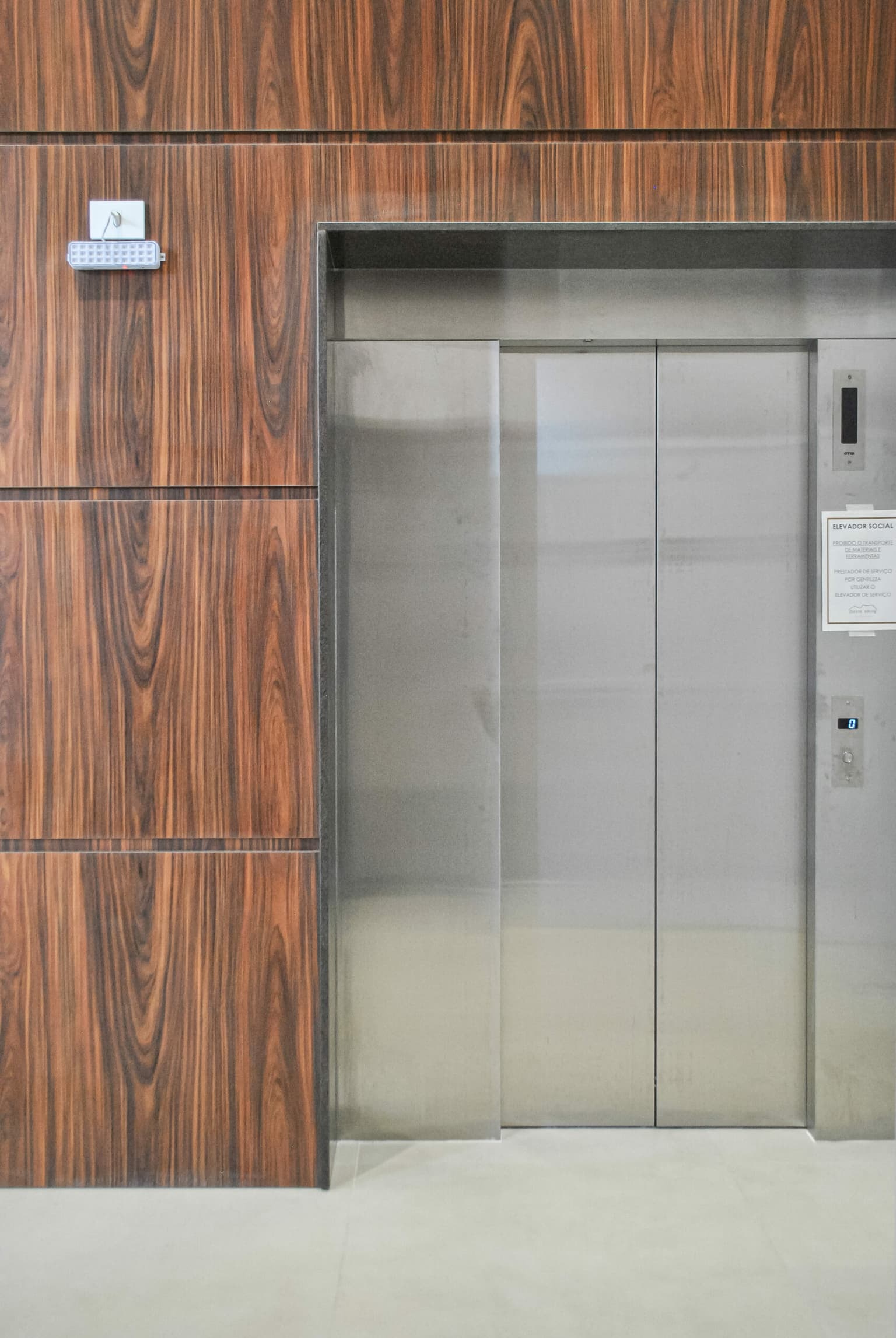 painel sob medida em hall de entrada prédio residencial