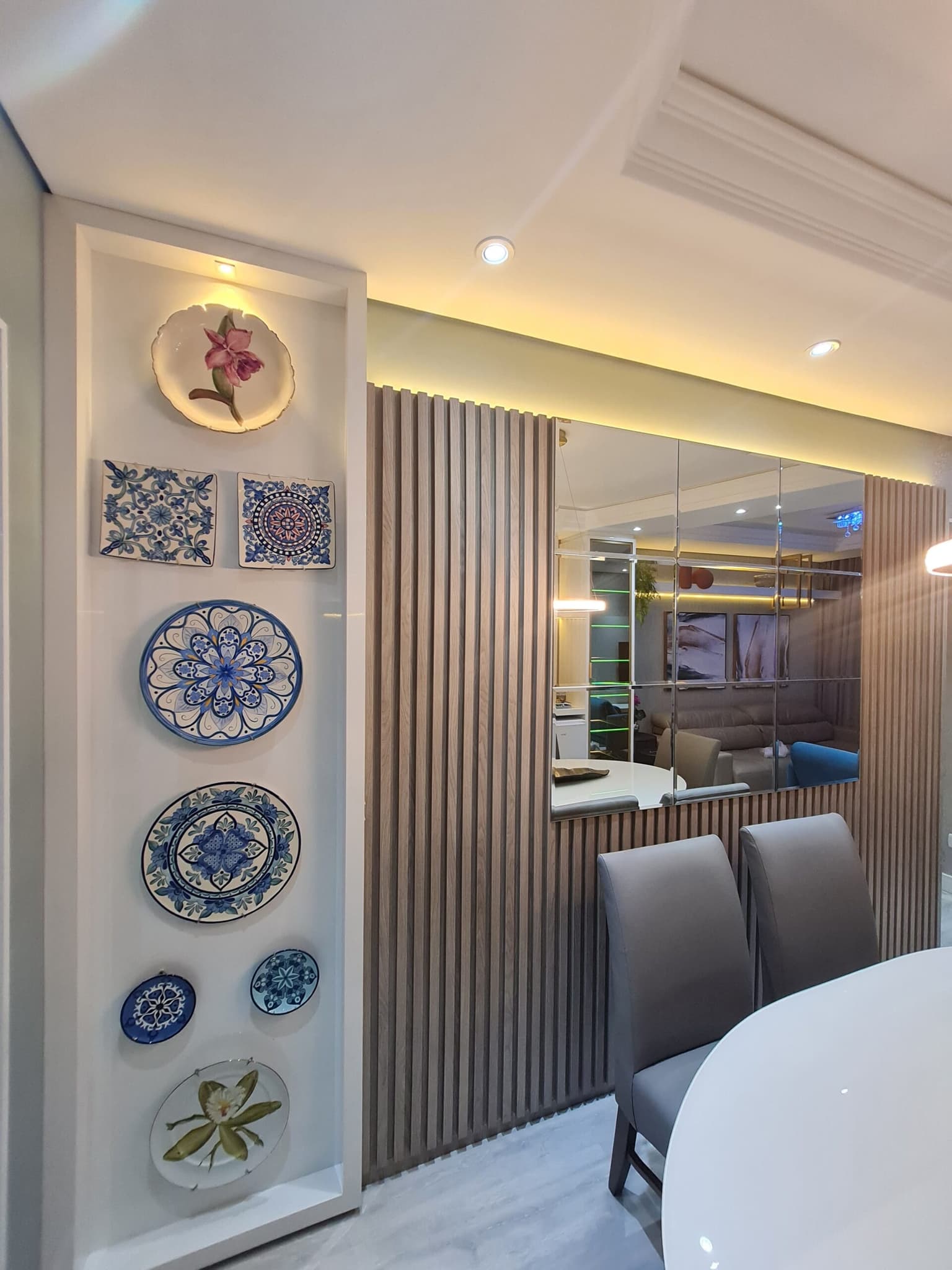 móveis sob medida de uma livign, feito por uma marcenaria em curitiba, com design moderno, painel ripado e LED