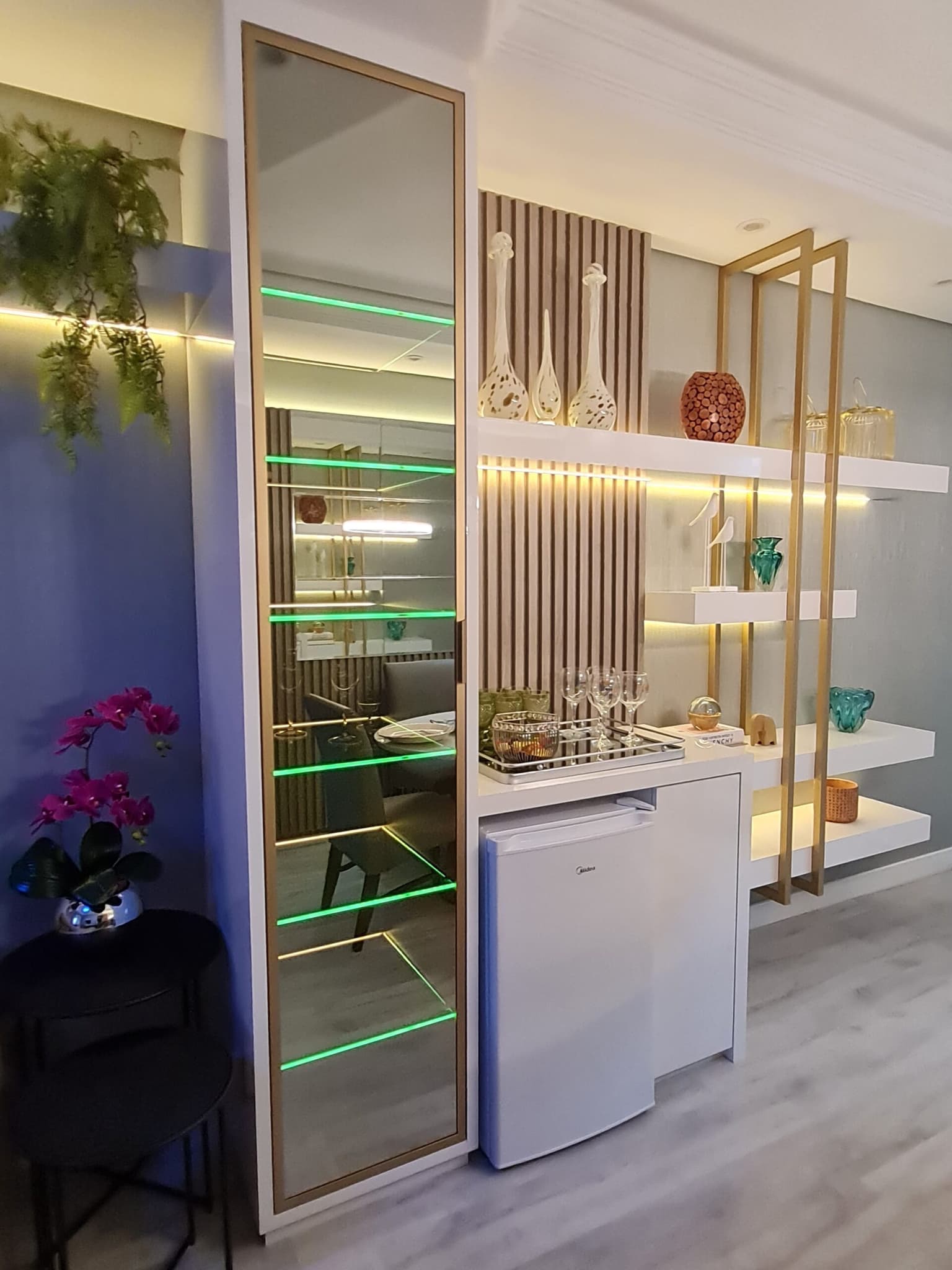 móveis sob medida de uma livign com prateleiras com LED, feito por uma marcenaria em curitiba, com design moderno e sifisticado