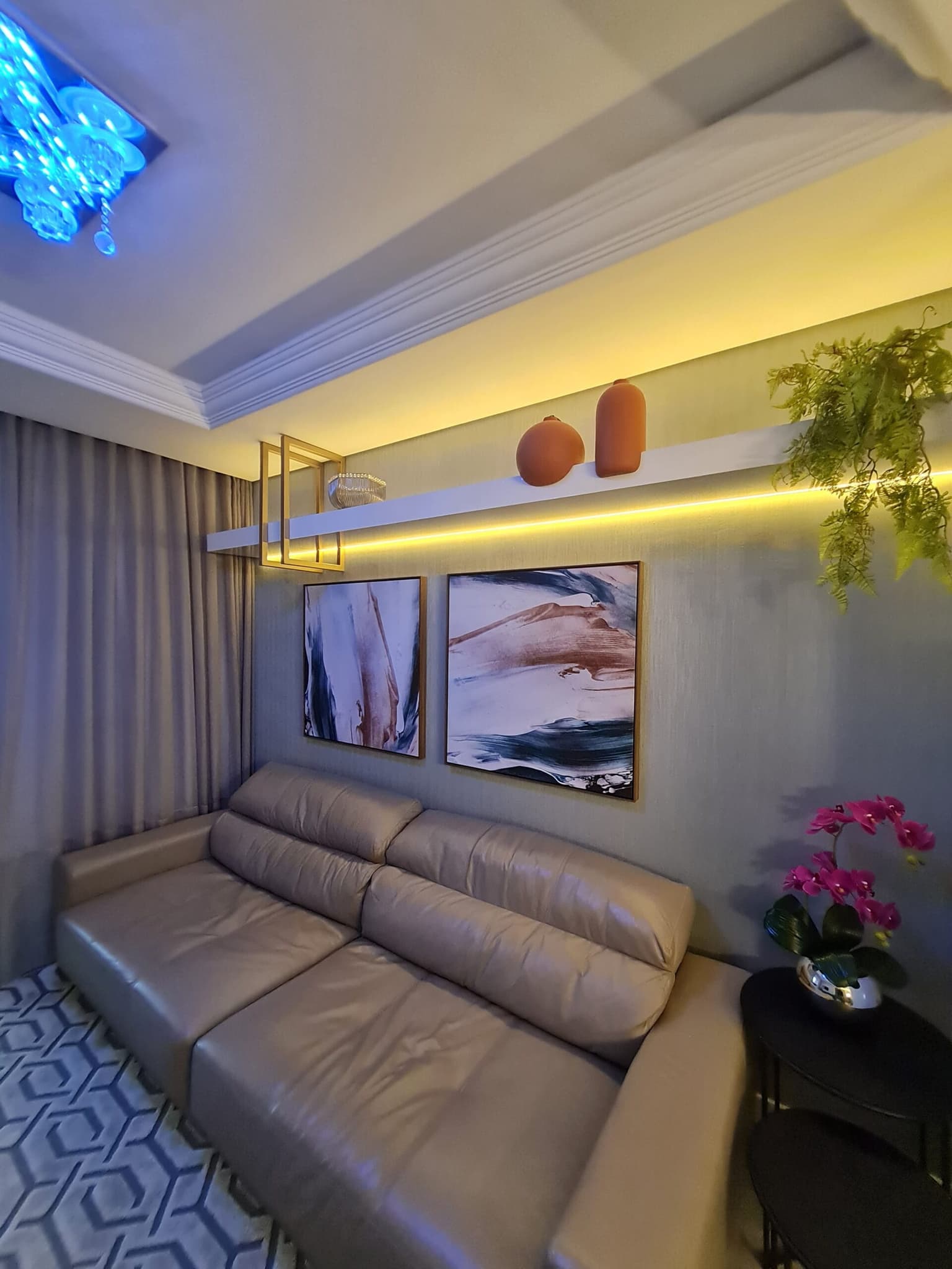 móveis sob medida de uma livign com prateleira com LED, feito por uma marcenaria em curitiba, com design exclusivo