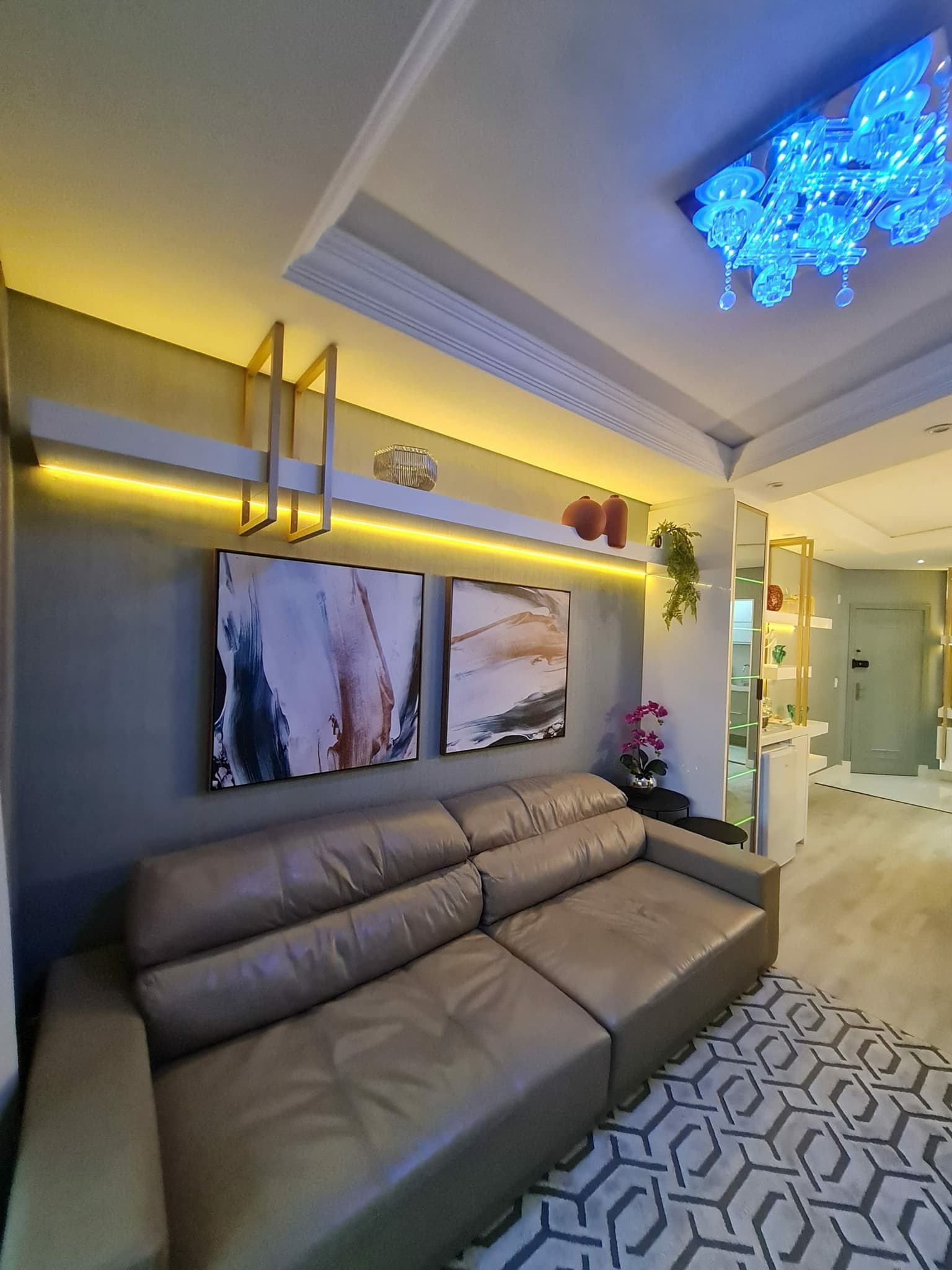 móveis sob medida de uma livign com prateleira com LED e detalhe em metalon, feito por uma marcenaria em curitiba, com design exclusivo