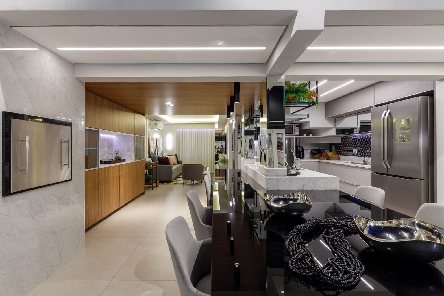 móveis sob medida de luxo de uma cozinha exclusiva, feito por uma marcenaria em curitiba, com design moderno