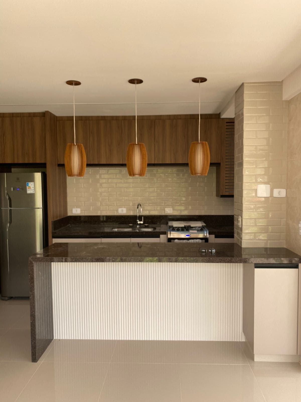 Cozinha americana sob medida integrada em apartamento compacto em Curitiba
