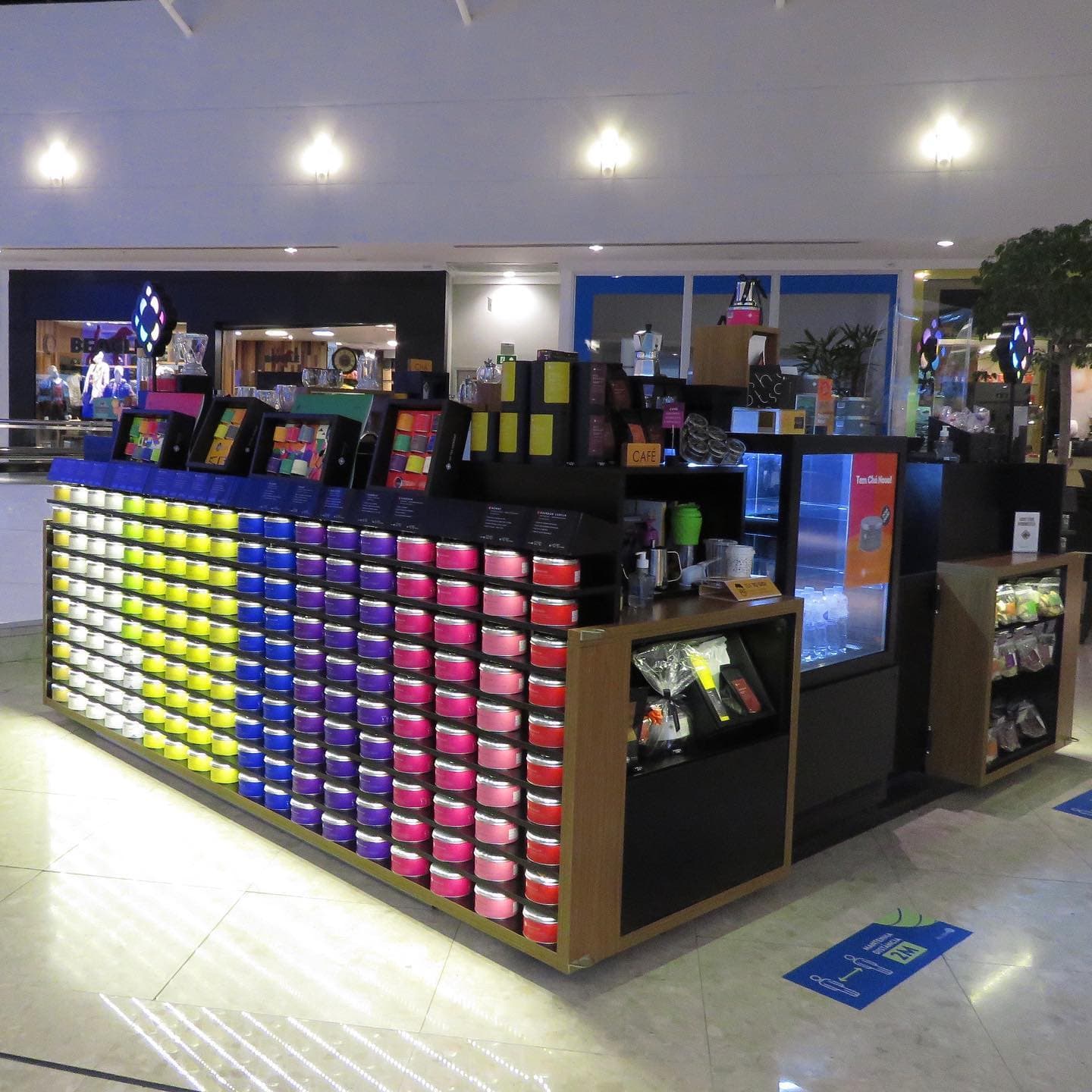 móveis sob medida em ponto comercial, feito por uma marcenaria em curitiba, com design moderno