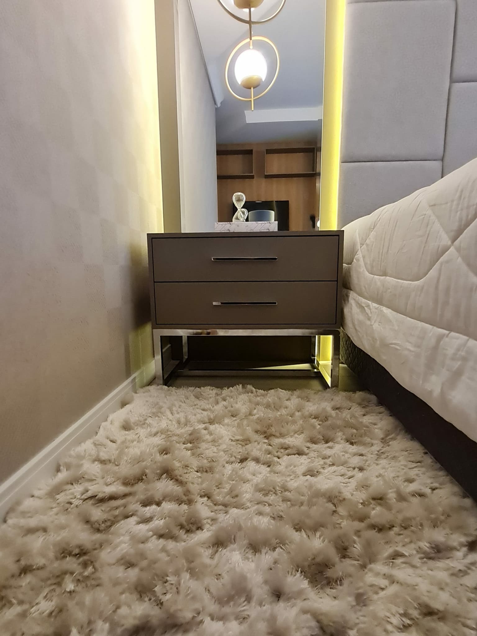mesa de cabeceira sob medida com pé cromado