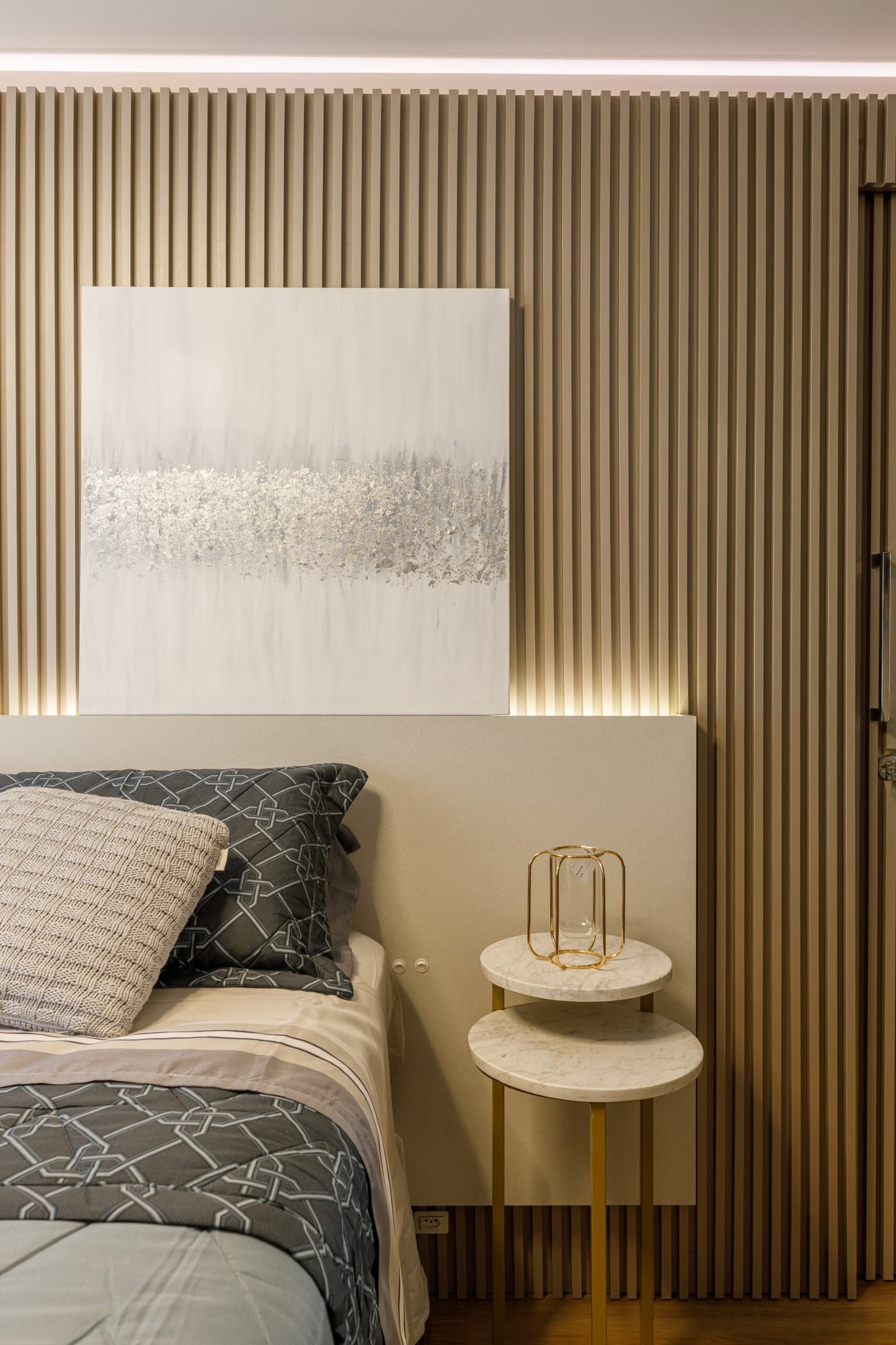 Quarto de casal feito com móveis sob medida, por marcenaria em curitiba, com detalhes em LED e painel ripado na cabeceira