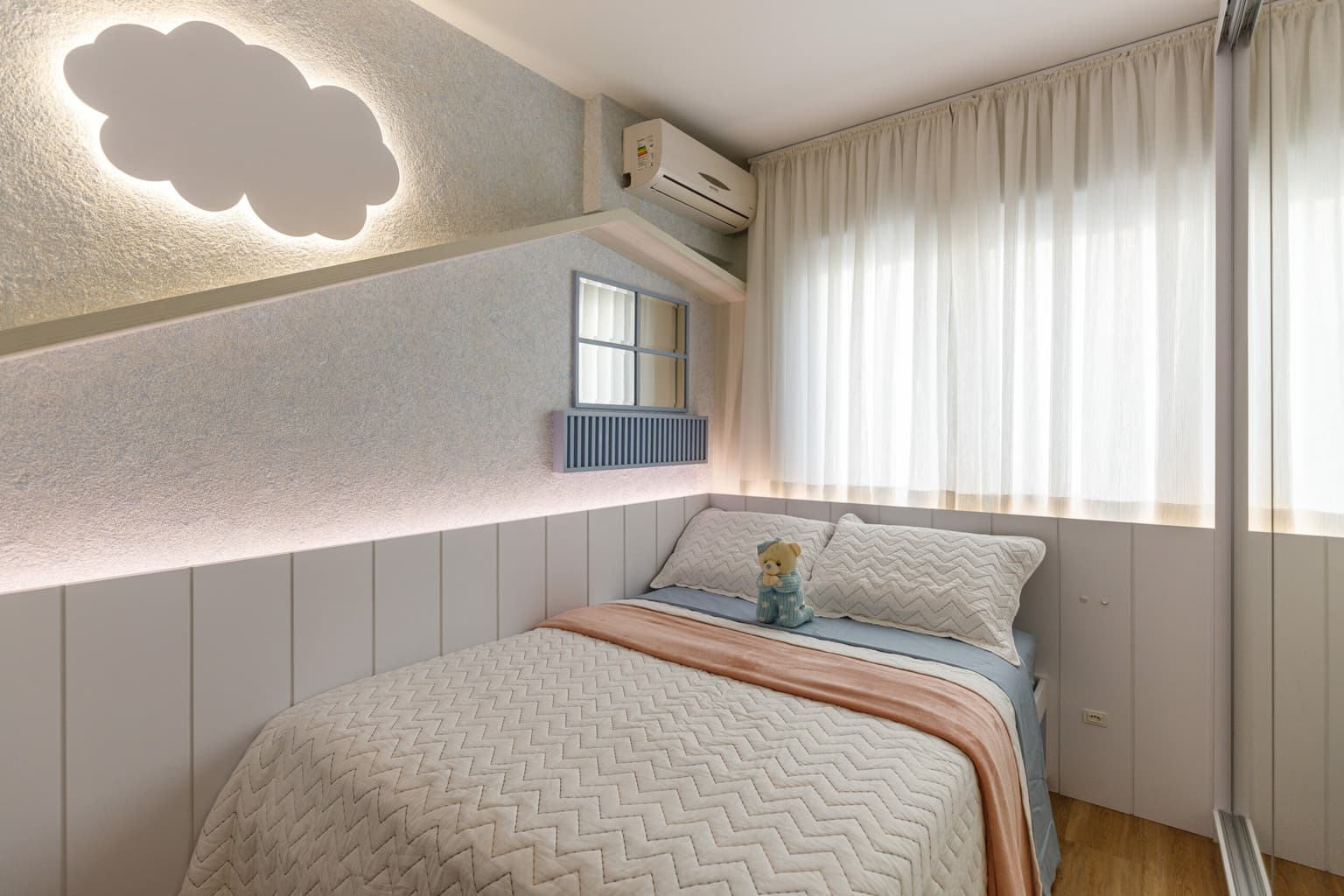 Quarto para menina feito com móveis sob medida, por marcenaria em curitiba, com detalhes exclusivos e em LED, para tornar o ambiente mais agradável
