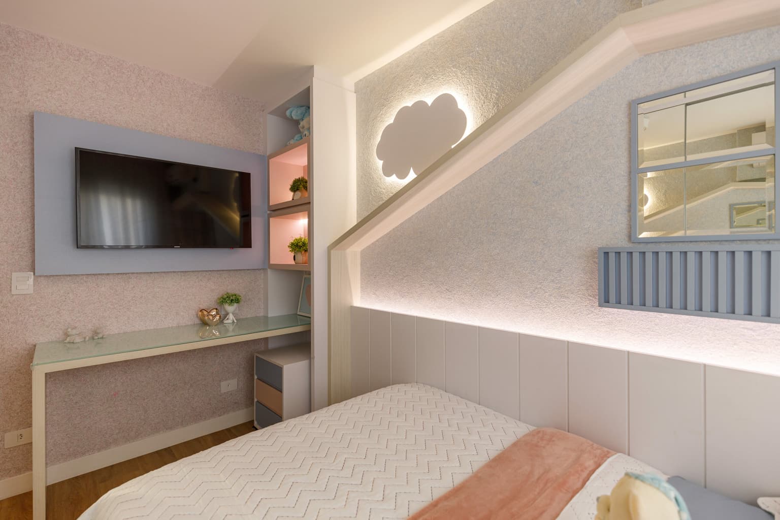 Quarto para menina feito com móveis sob medida, por marcenaria em curitiba, com detalhes exclusivos, painel para TV, bancada em vidro