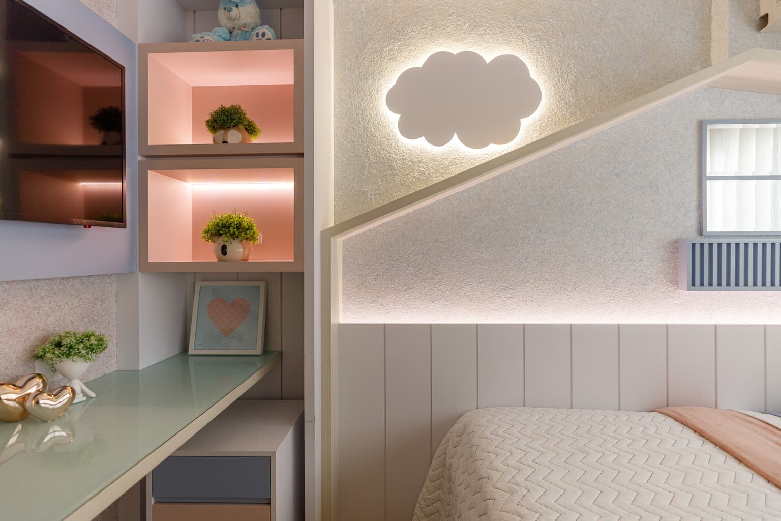 Quarto para menina feito com móveis sob medida, por marcenaria em curitiba, com detalhes em LED e itens para tornar o quarto da menina mais divertido