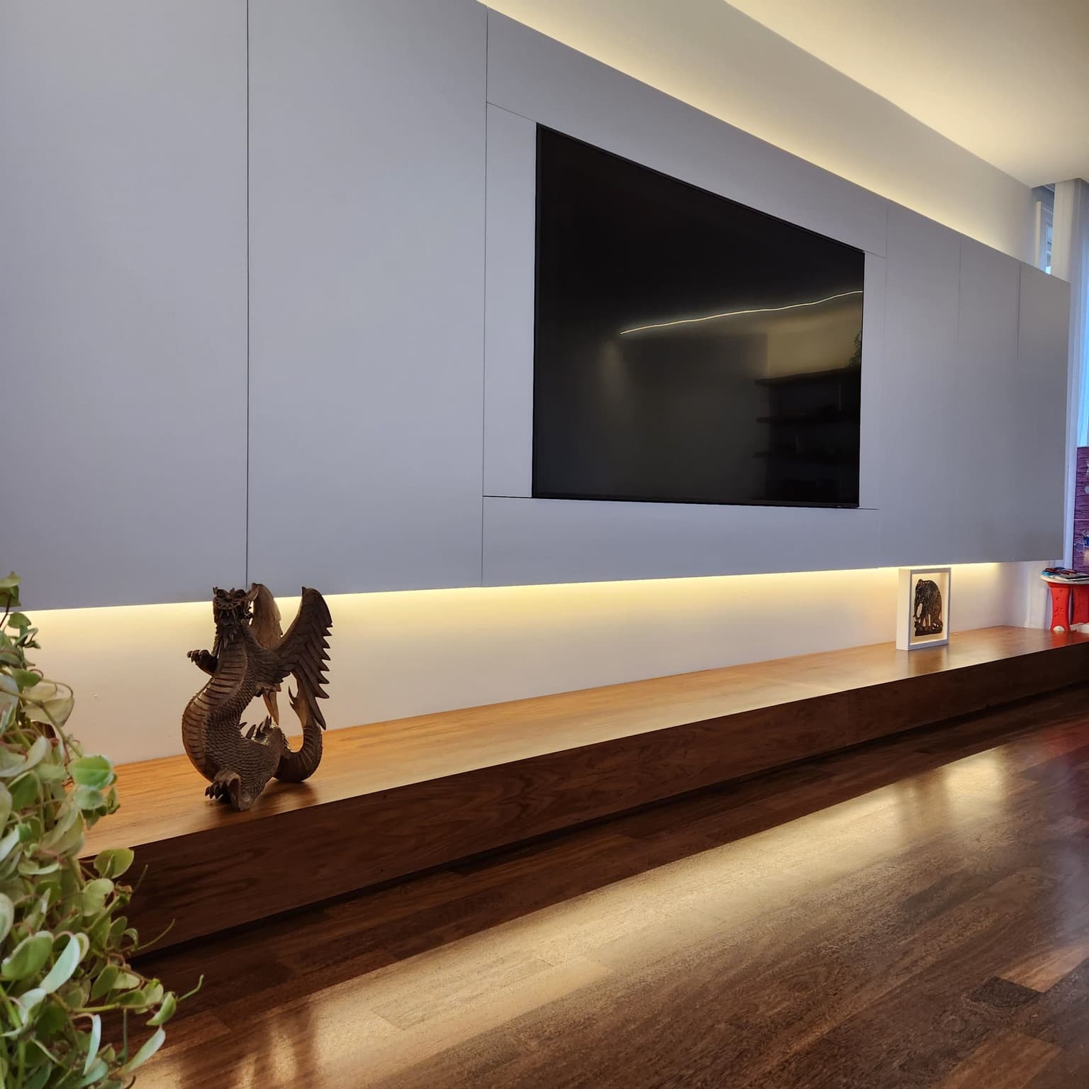 móveis sob medida em living planejada, com painel para TV com iluminação feito por uma marcenaria em curitiba, design moderno