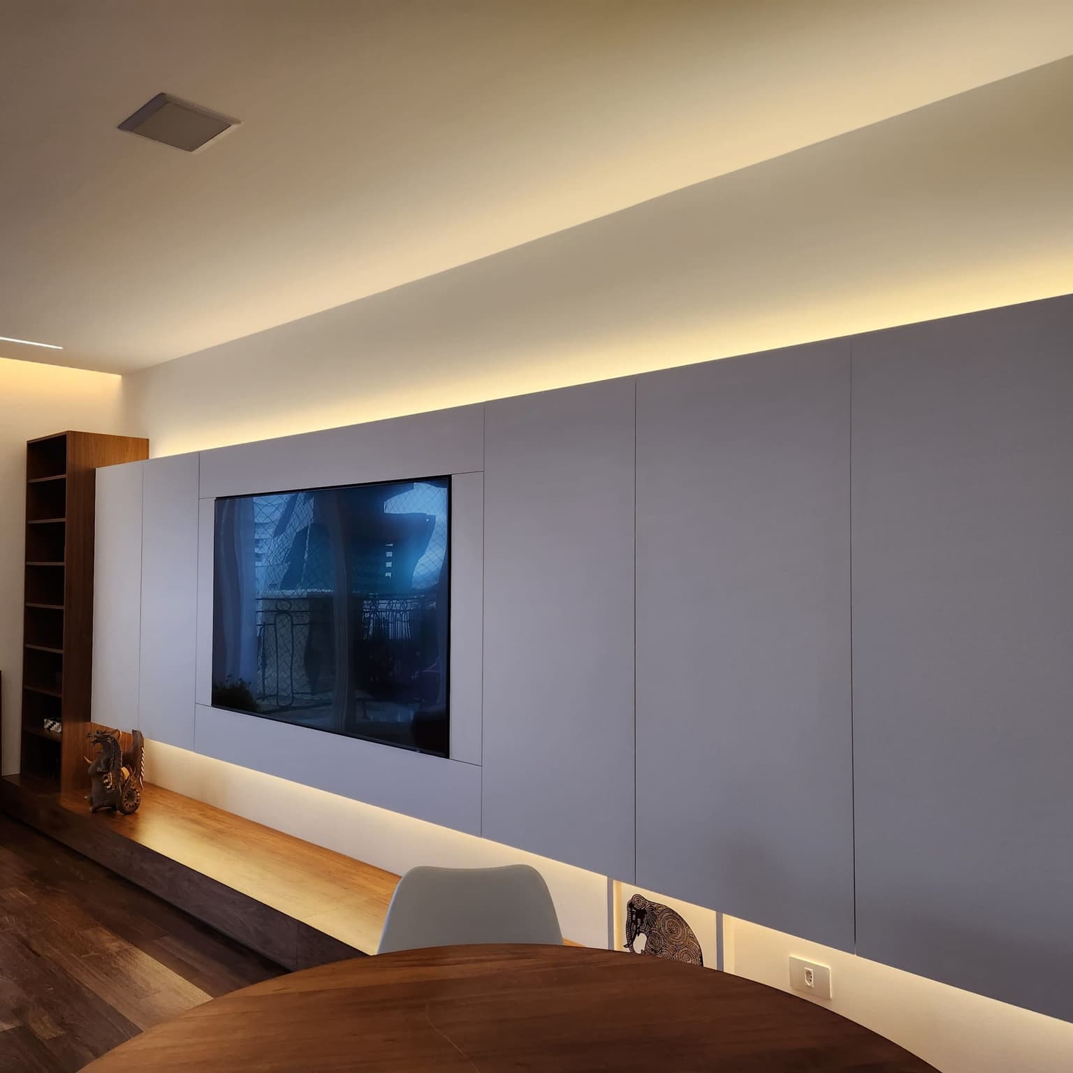 móveis sob medida em living planejada, com painel para TV com iluminação LED feito por uma marcenaria em curitiba
