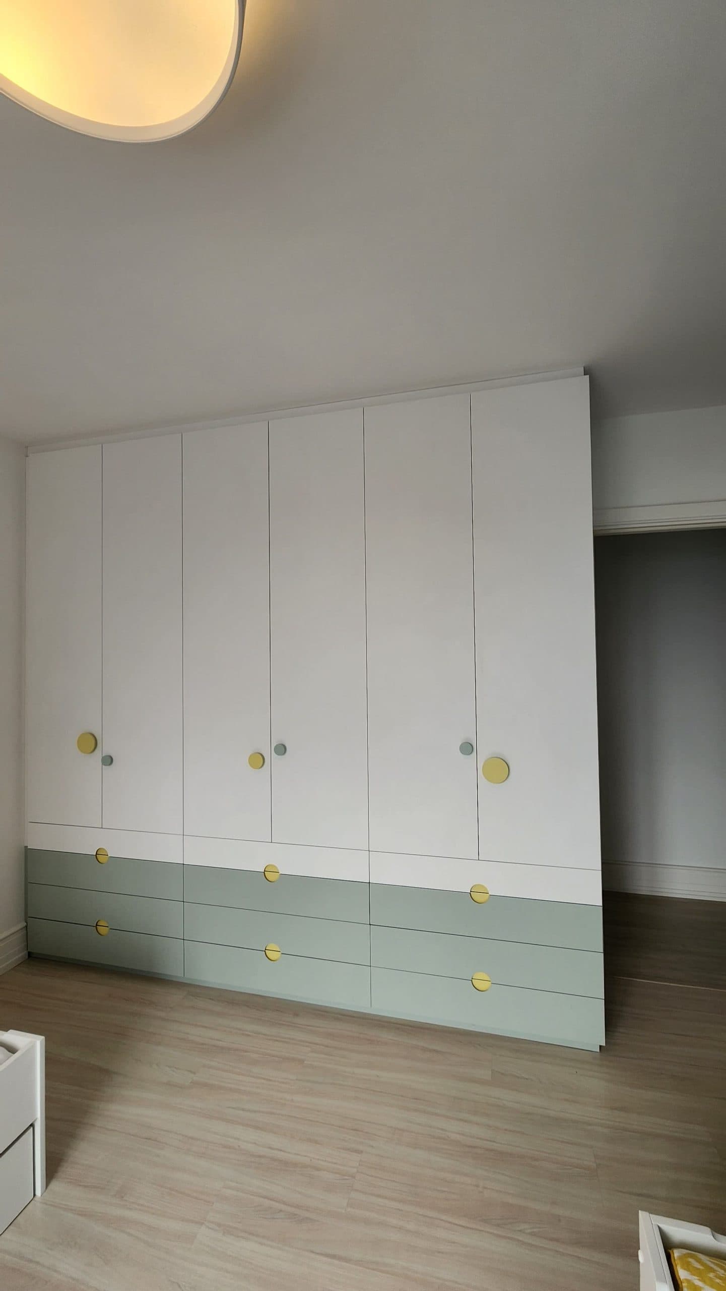 móveis sob medida em quarto infantil, contém guarda roupa com pintura laca