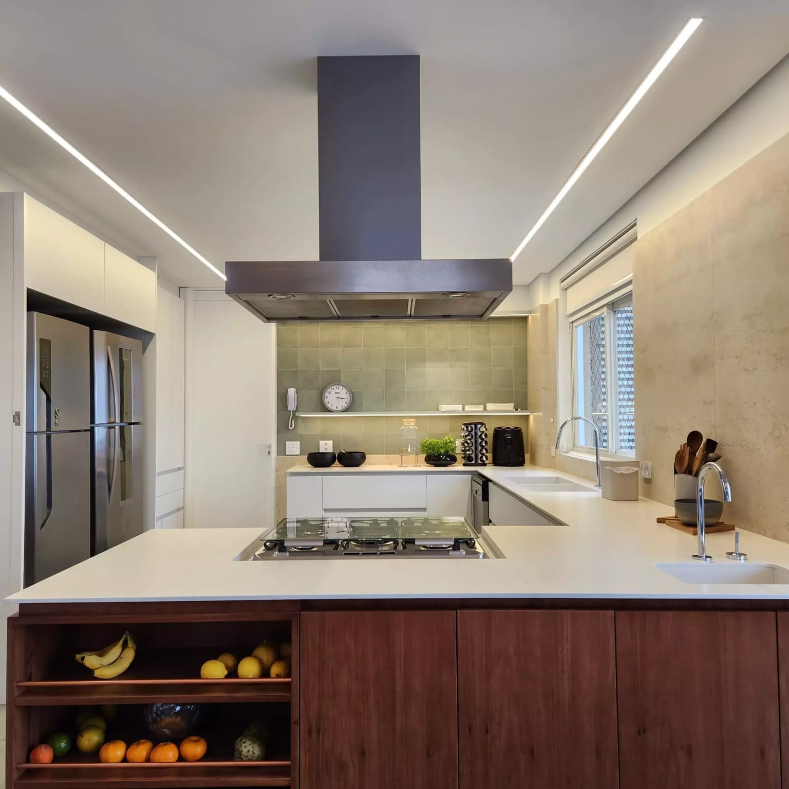 móveis sob medida de uma cozinha minimalista, feito por uma marcenaria em curitiba, com design contemporâneo