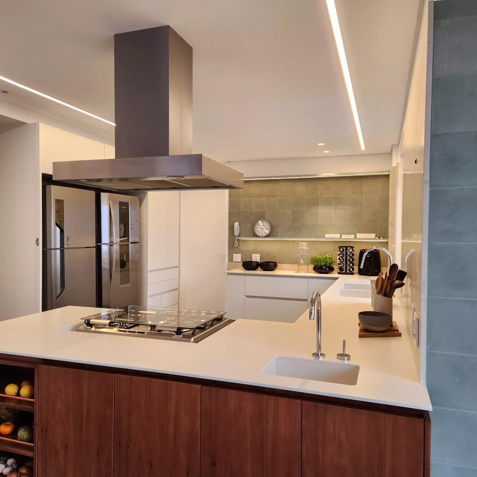 móveis sob medida de uma cozinha moderna, feito por uma marcenaria em curitiba, com design exclusivo