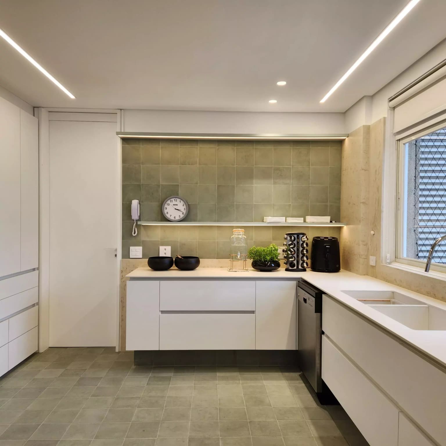 móveis sob medida de uma cozinha minimalista, feito por uma marcenaria em curitiba, com design sofisticado