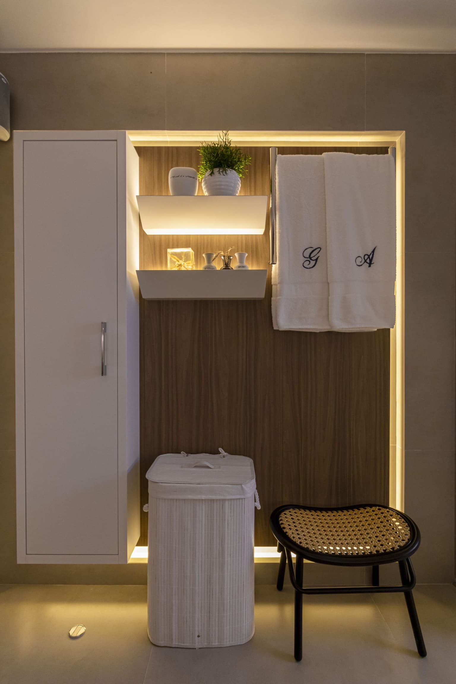 Suíte master com marcenaria sob medida integrando quarto, closet e banheiro em Curitiba