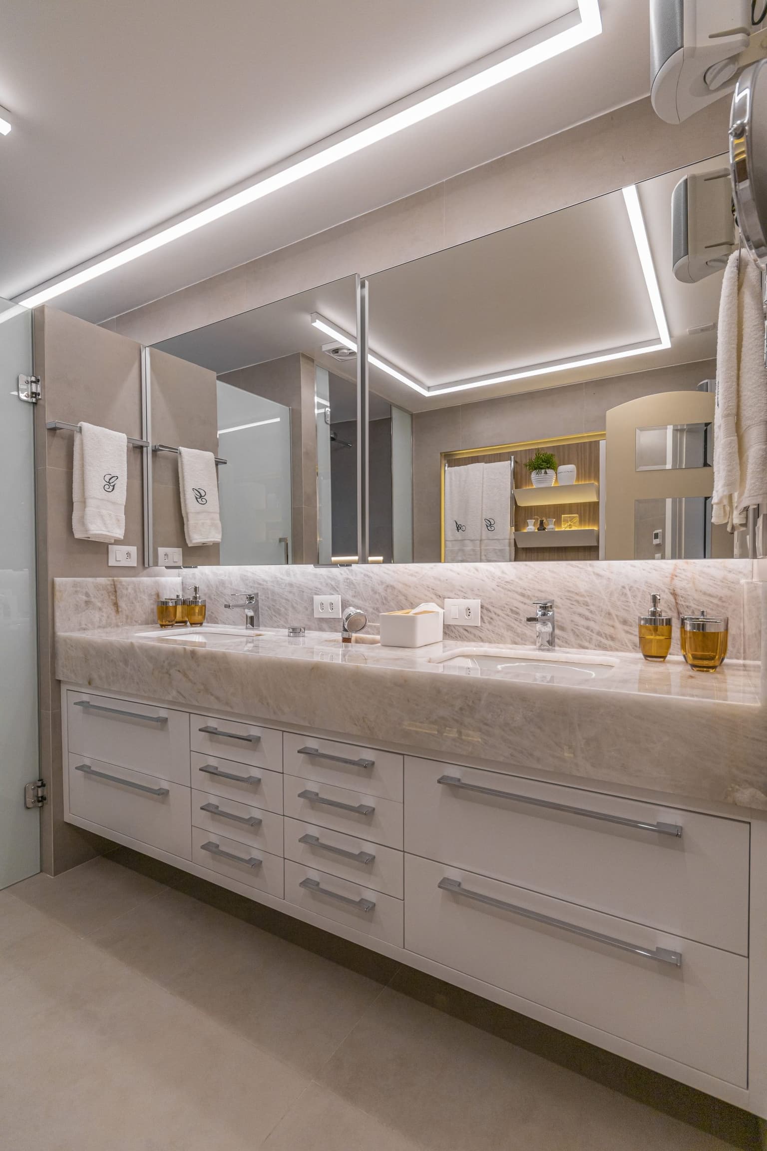 Suíte com marcenaria integrada entre quarto, closet e banheiro