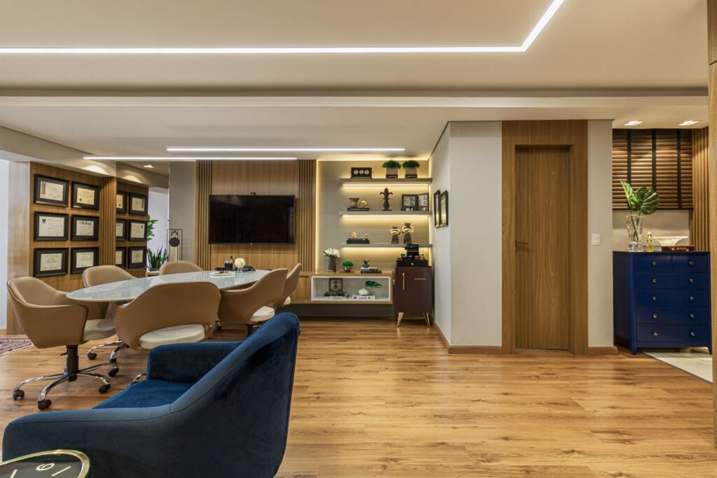 móveis sob medida em uma sala comercial, feito por uma marcenaria em curitiba, com MDF Freijó