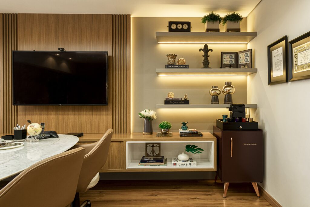 móveis sob medida em sala comercial, feito por uma marcenaria em curitiba, com design moderno, muito LED
