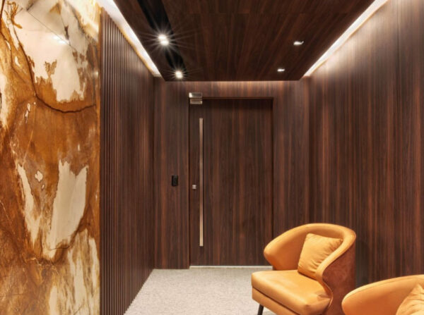 móveis sob medida em escritório, feito por uma marcenaria em curitiba, com painel ripado e design moderno