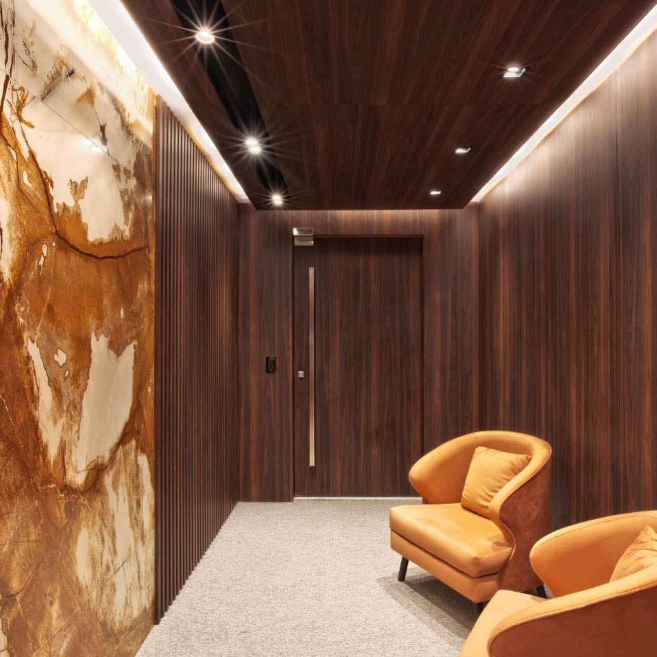 móveis sob medida em escritório, feito por uma marcenaria em curitiba, com painel ripado e design moderno