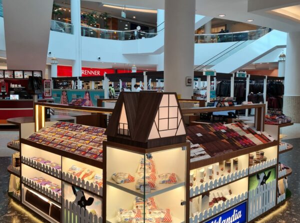 móveis sob medida em ponto comercial feito por uma marcenaria em curitiba