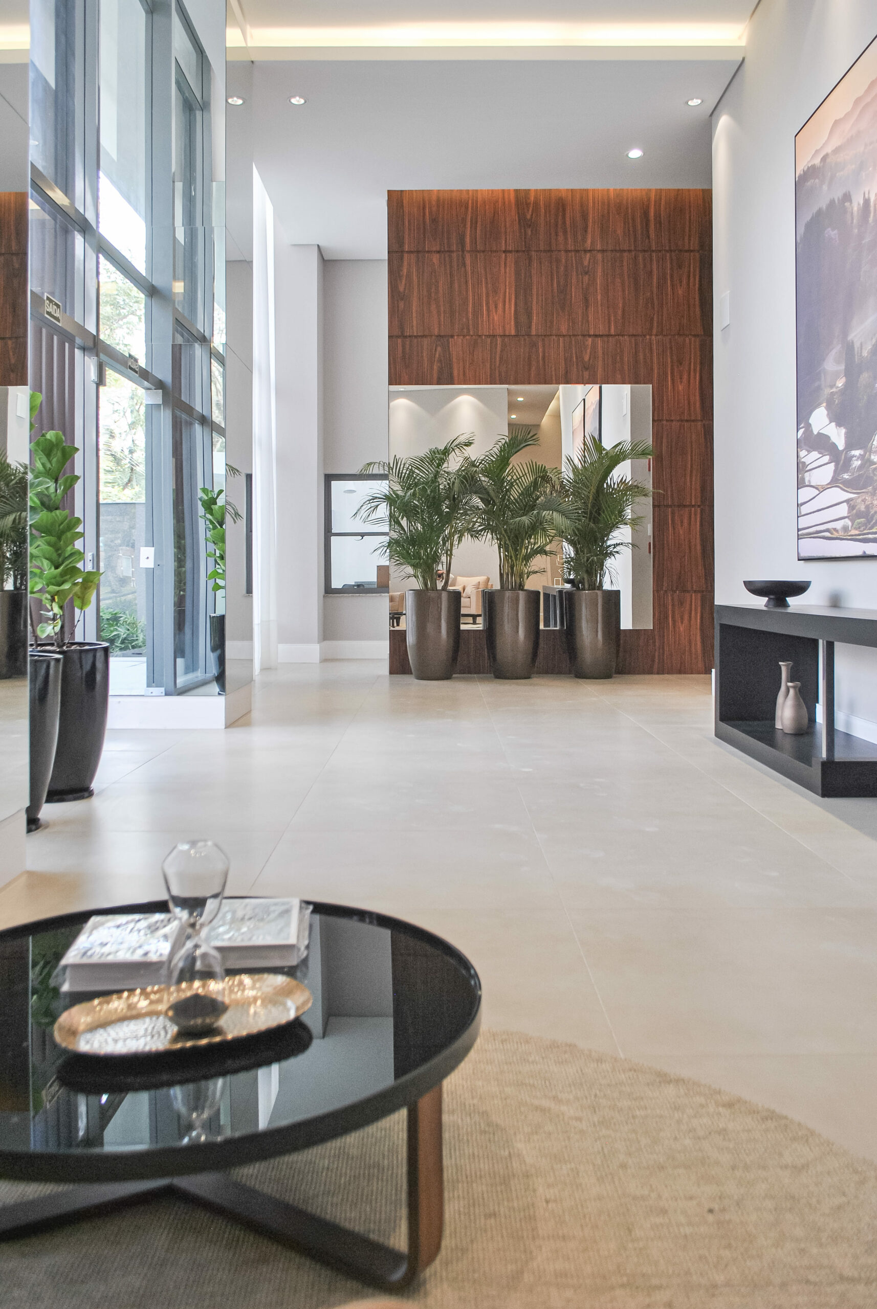 hall de entrada portaria de predio com móveis sob medida feita em marcenaria