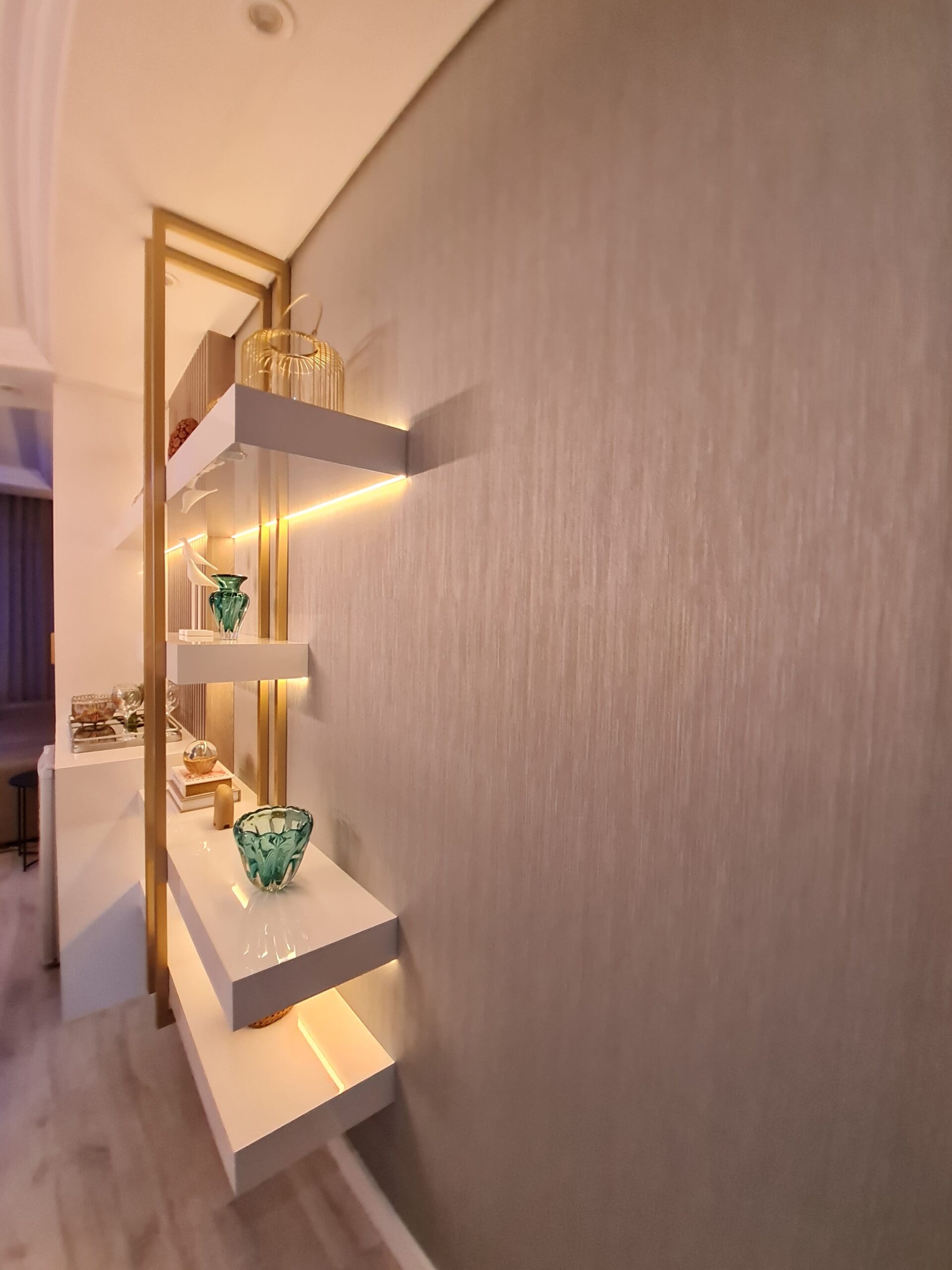 móveis sob medida de uma livign com prateleiras com LED e detalhes em Metalon, feito por uma marcenaria em curitiba, com design moderno