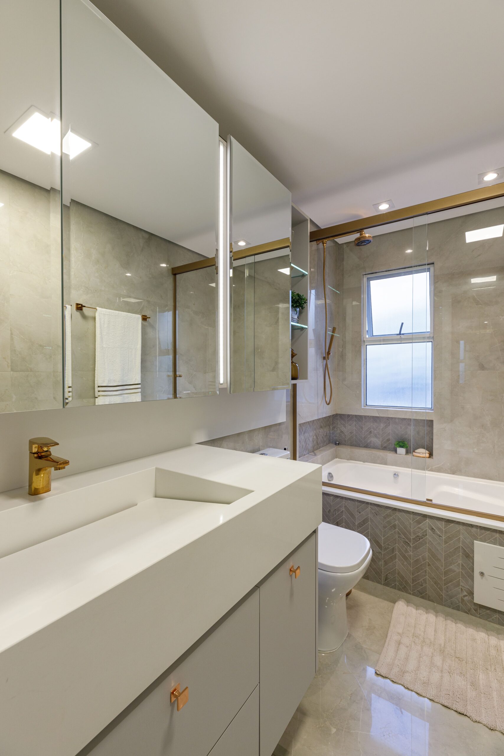 banheiro com móveis sob medida