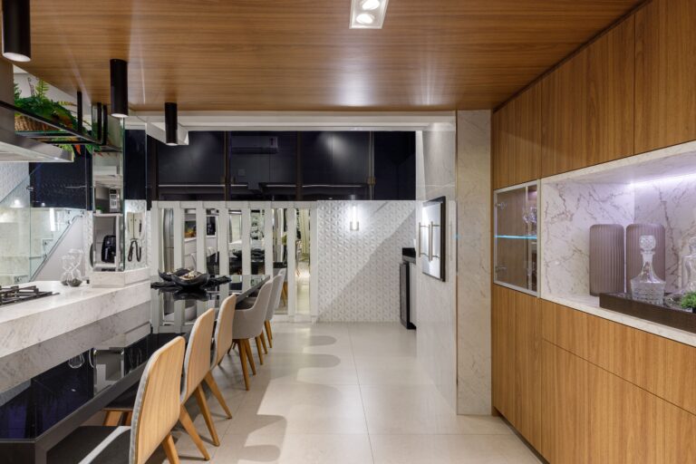 móveis sob medida de uma cozinha residencial, feito por uma marcenaria em curitiba, com design sofisticado