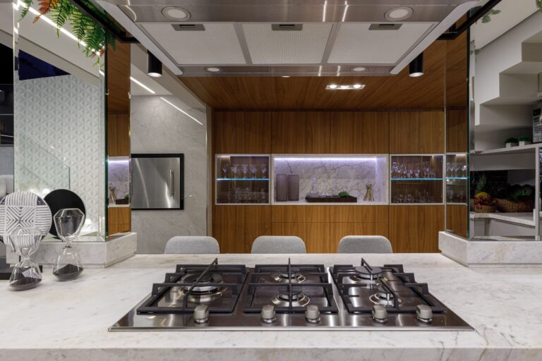 cristaleira em cozinha feita em Curitiba, por marcenaria fabricante de móveis sob medida