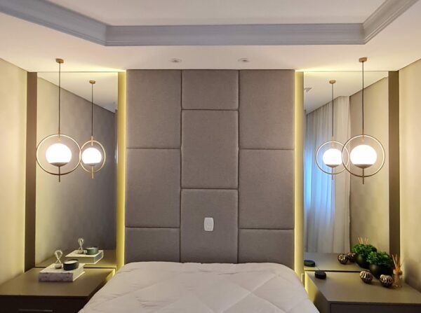 móveis sob medida em quarto de casal feito por uma marcenaria em curitiba, com cabeceira estofada e com LED