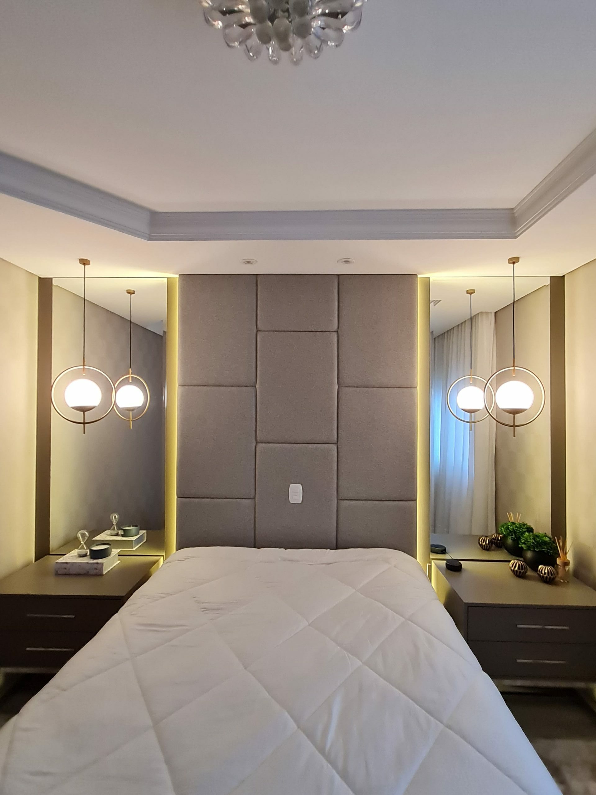 móveis sob medida em quarto de casal feito por uma marcenaria em curitiba, com cabeceira estofada e com LED