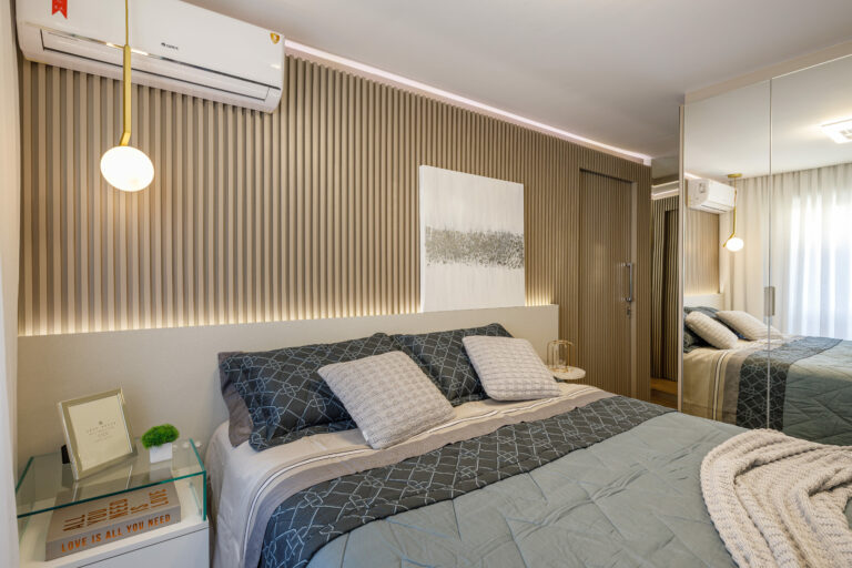 Quarto de casal feito com móveis sob medida, por marcenaria em curitiba, com painel ripado na cabeceira da cama