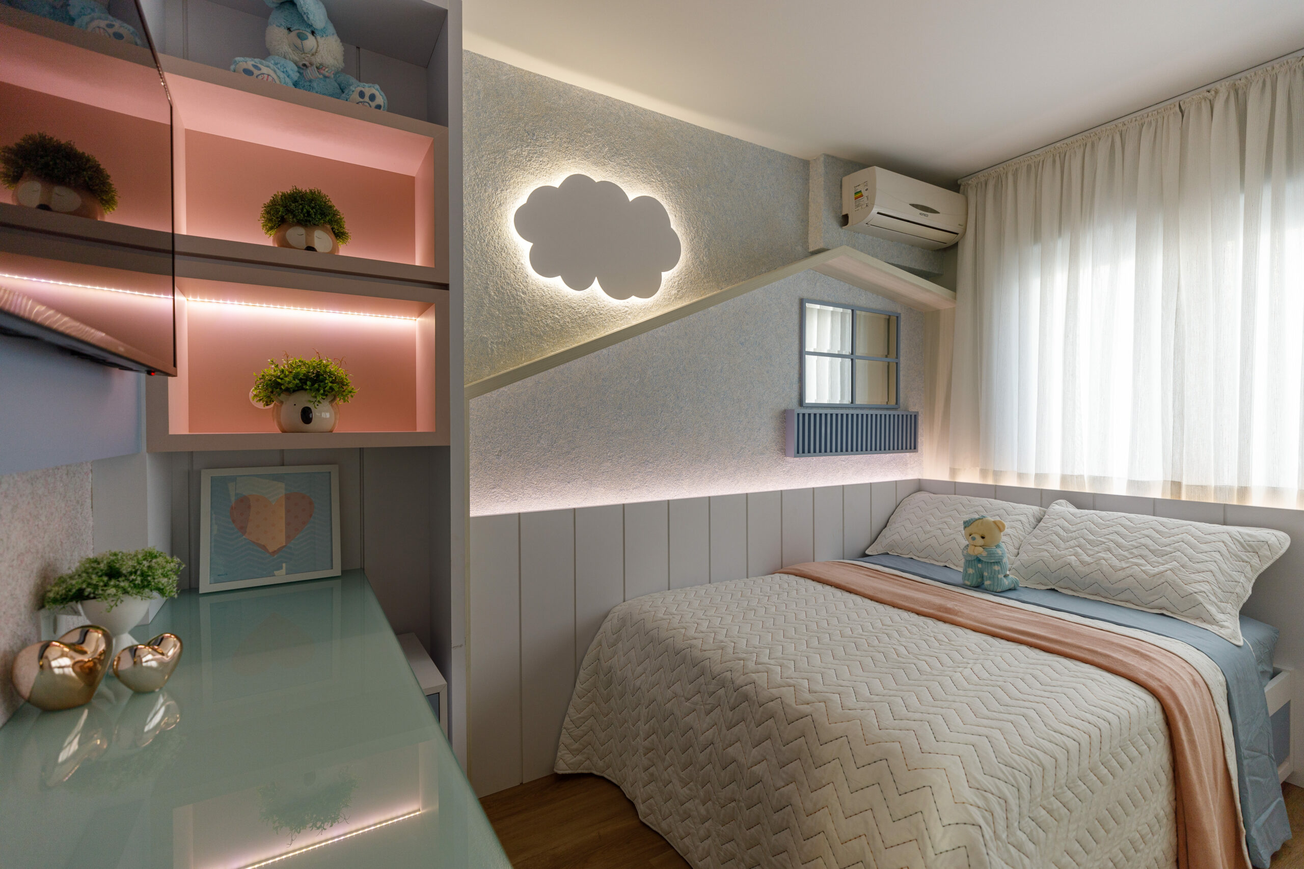 Quarto para menina feito com móveis sob medida, por marcenaria em curitiba, com detalhes exclusivos e em LED