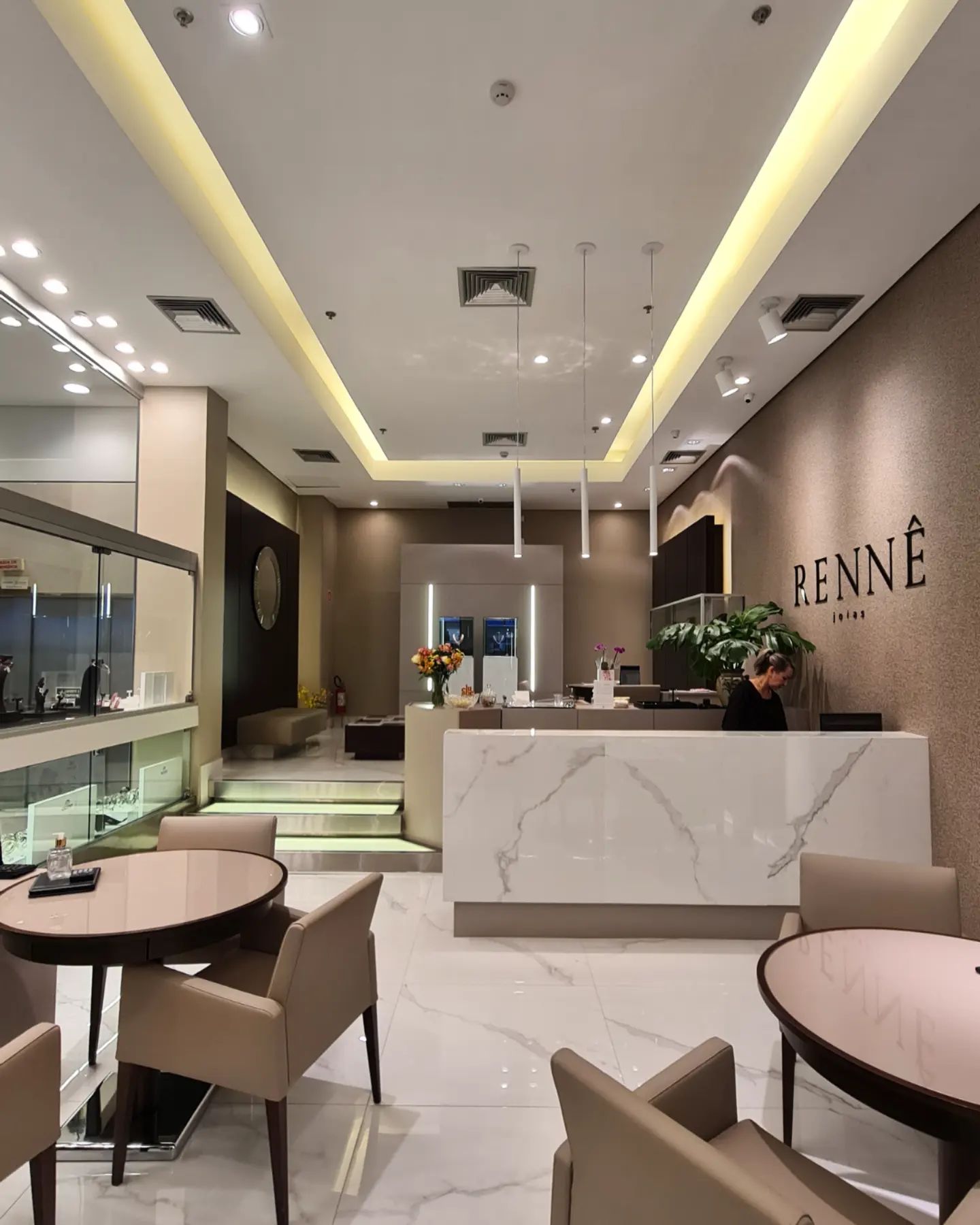 trabalho de uma marcenaria em curitiba finalizado com móveis sob medida