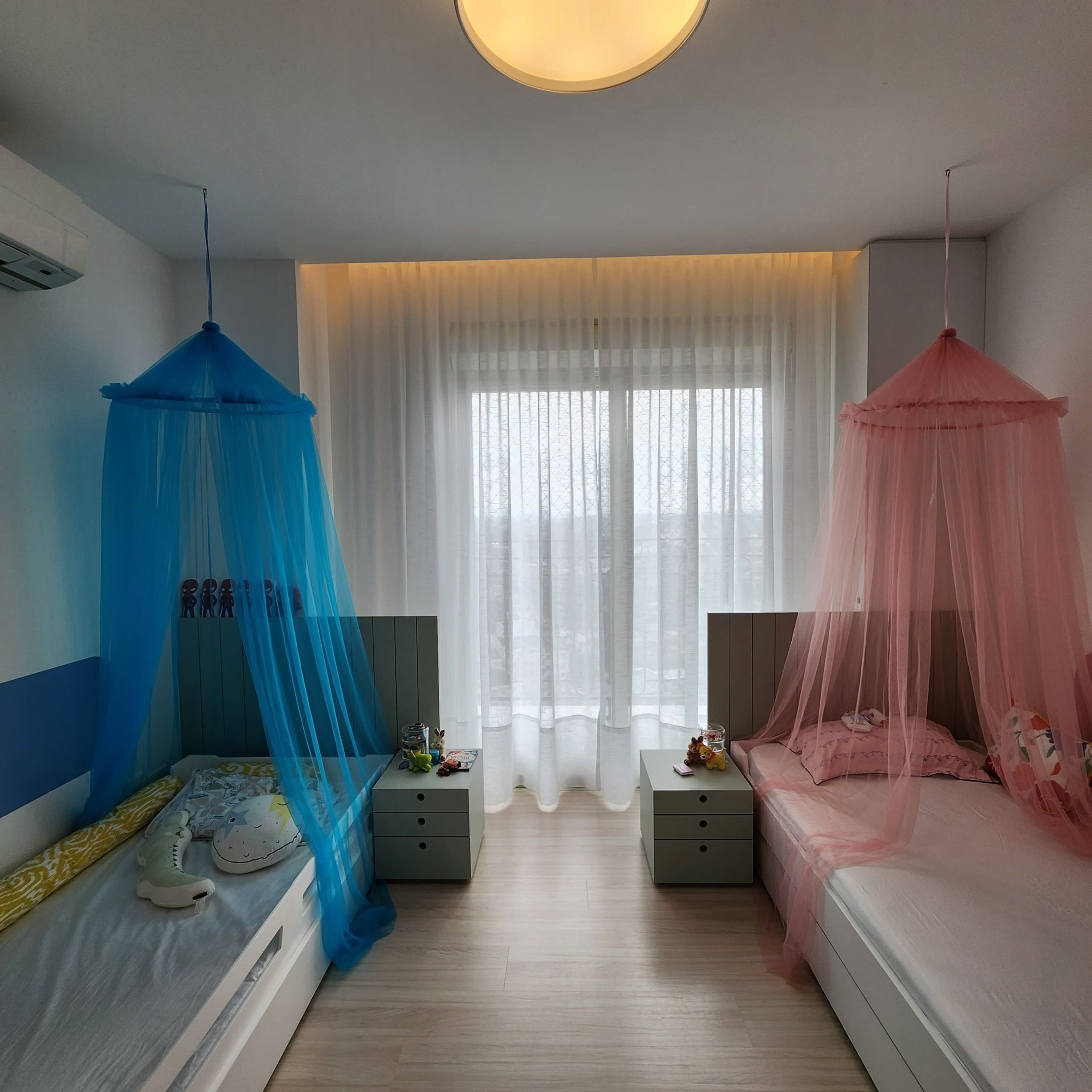 Quarto infantil para menino e menina com móveis sob medida de marcenaria em Curitiba com cabeceira e mesa de cabeceira em pintura laca e bicamas