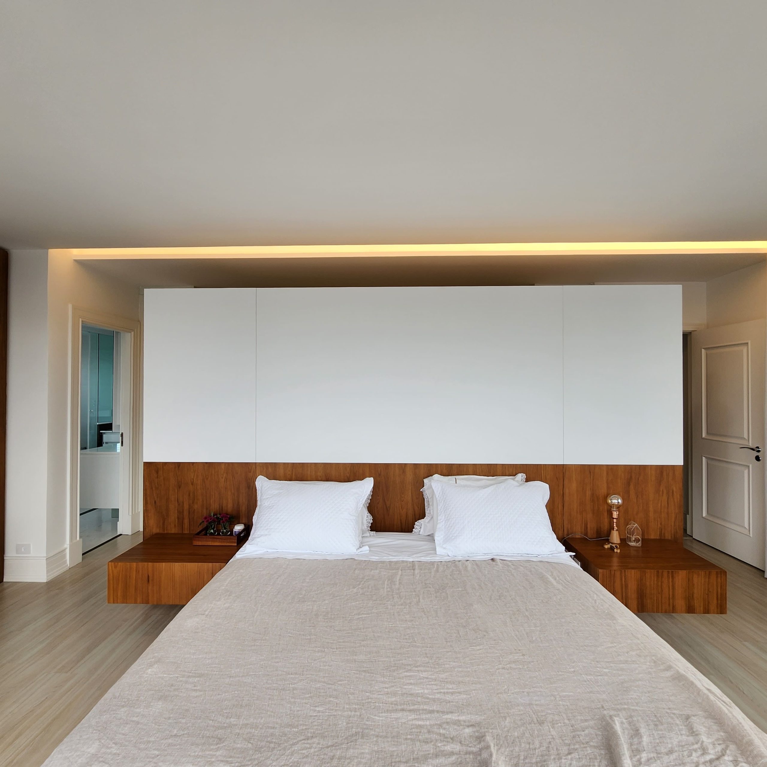 móveis sob medida em quarto de casal planejado, feito por uma marcenaria em curitiba, design moderno em lâmina natural de madeira Freijó