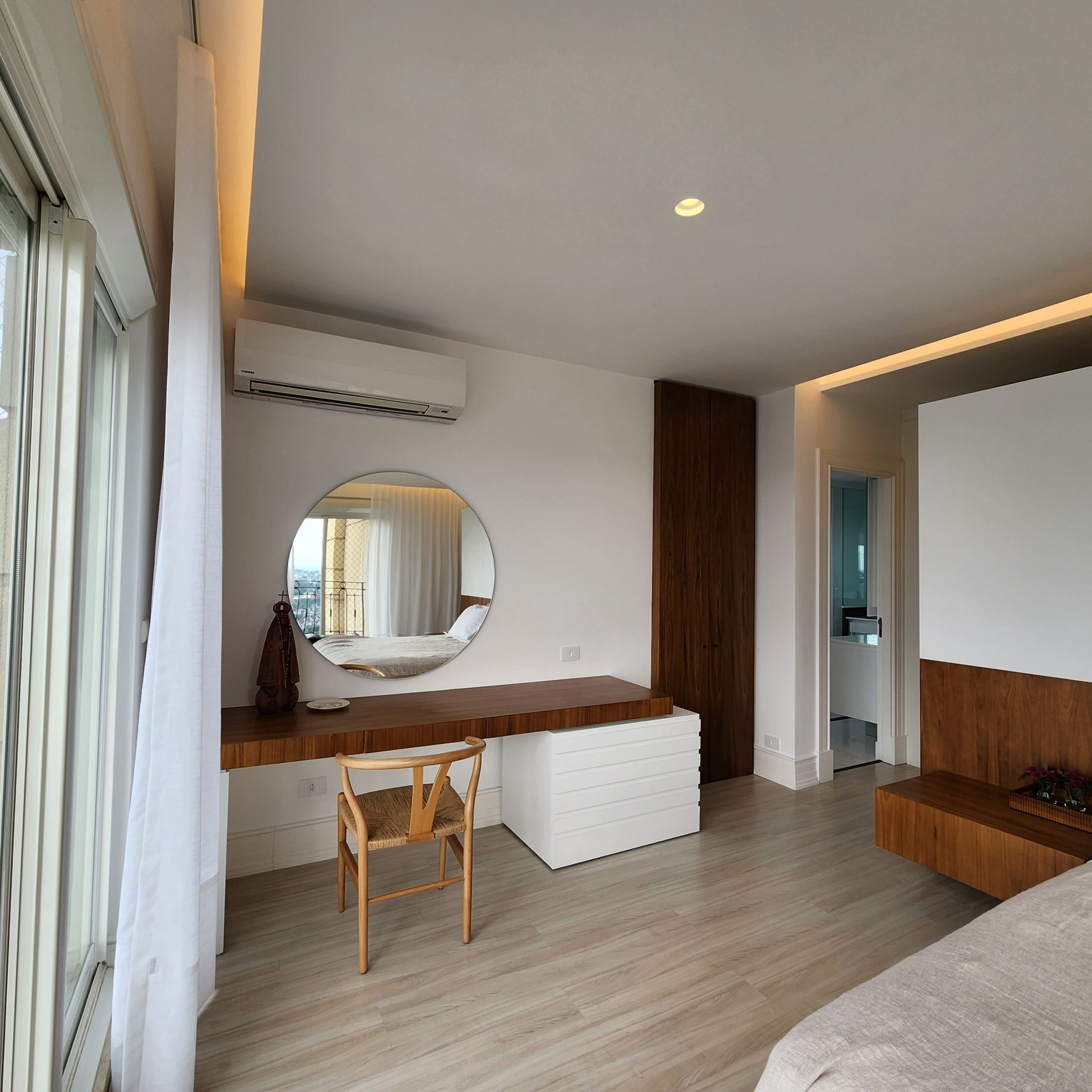 móveis sob medida em quarto de casal planejado, feito por uma marcenaria em curitiba, design moderno com lâmina natural de madeira