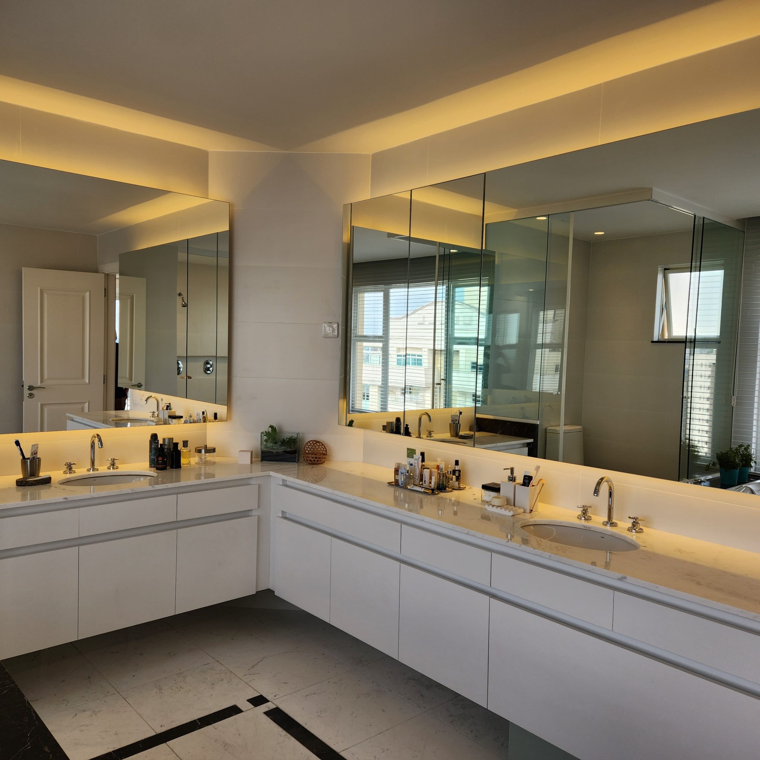 móveis sob medida em suite de casal planejada, feito por uma marcenaria em curitiba, com design minimalista